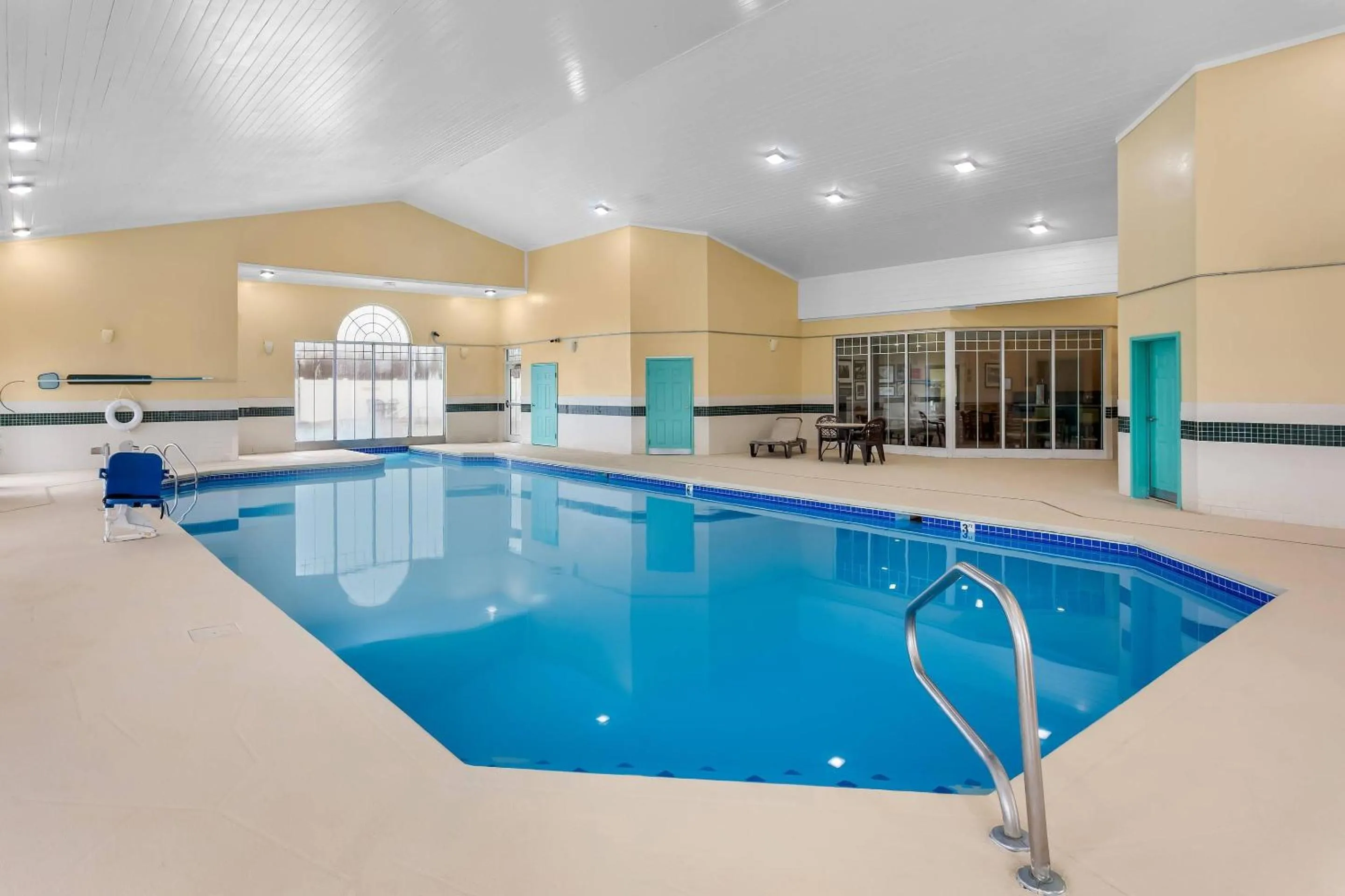 Swimming pool in Country Inn & Suites by Radisson, Beckley, WV