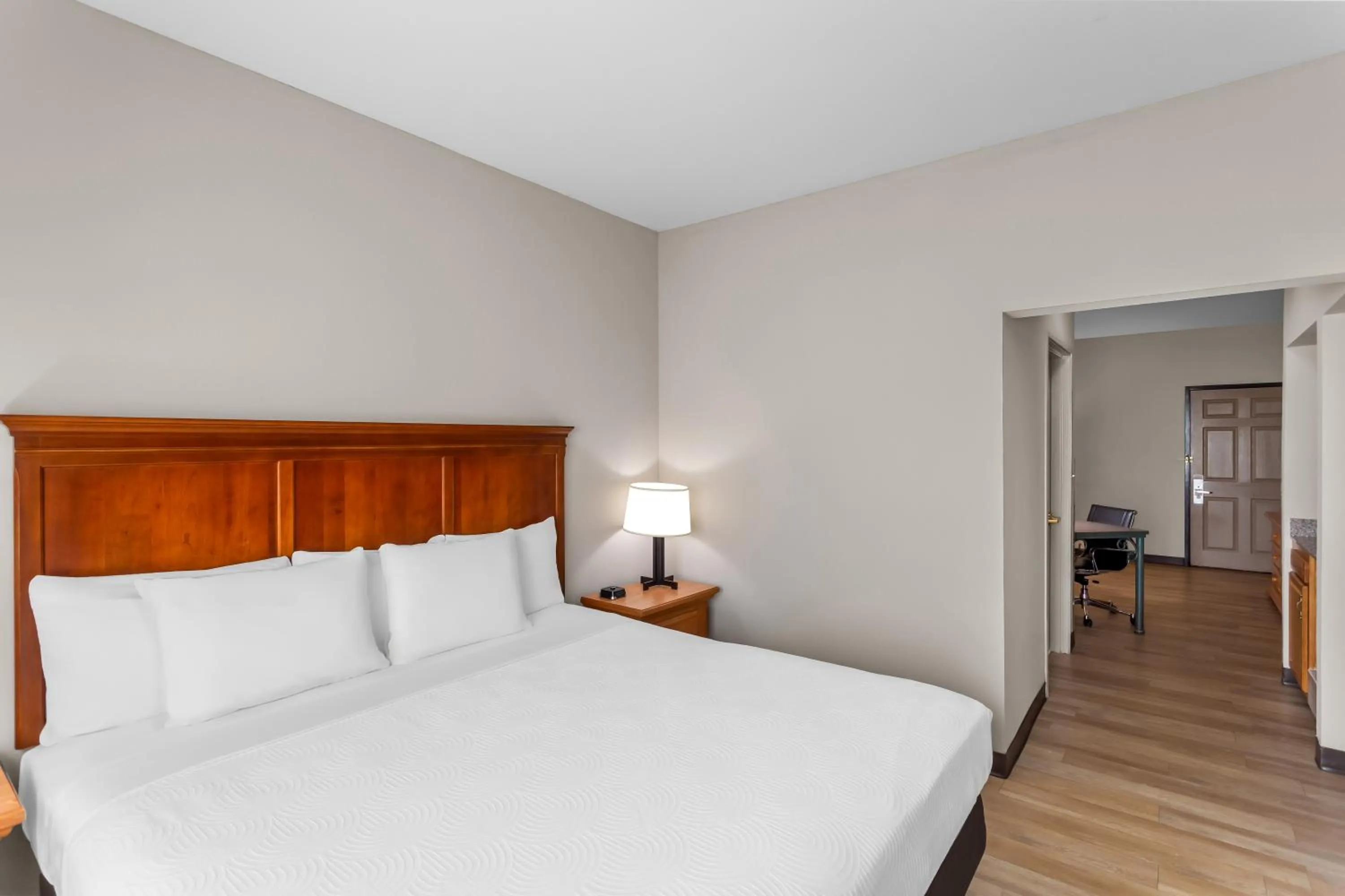 Guests, Bed in Country Inn & Suites by Radisson, Beckley, WV