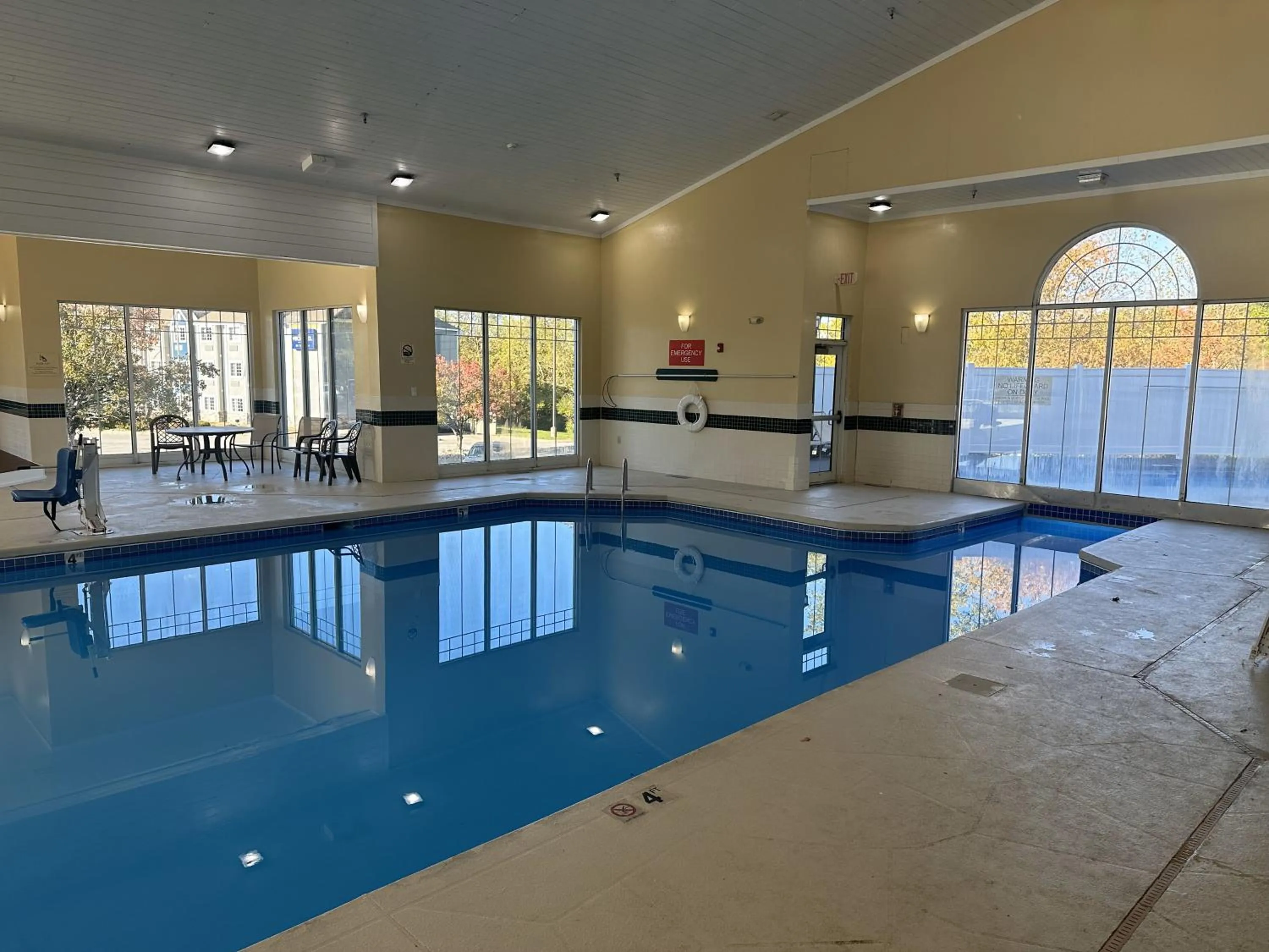 Swimming pool in Country Inn & Suites by Radisson, Beckley, WV