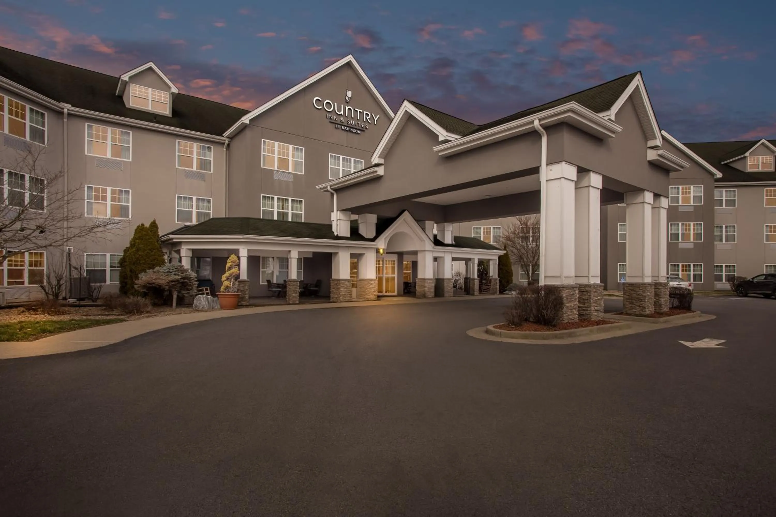 Property building in Country Inn & Suites by Radisson, Beckley, WV