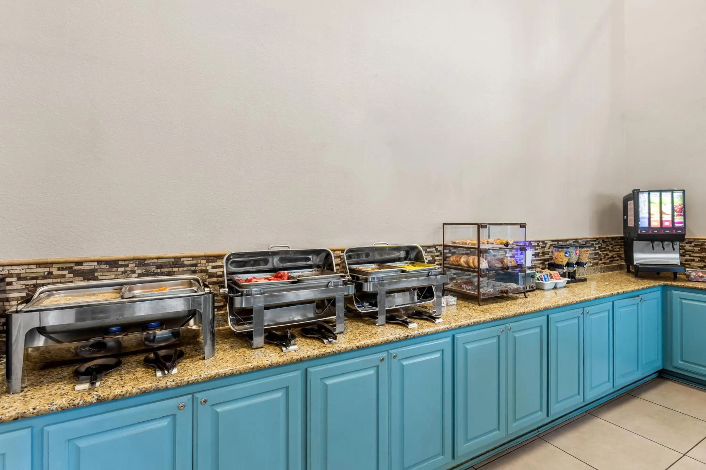 Breakfast in Country Inn & Suites by Radisson, Beckley, WV