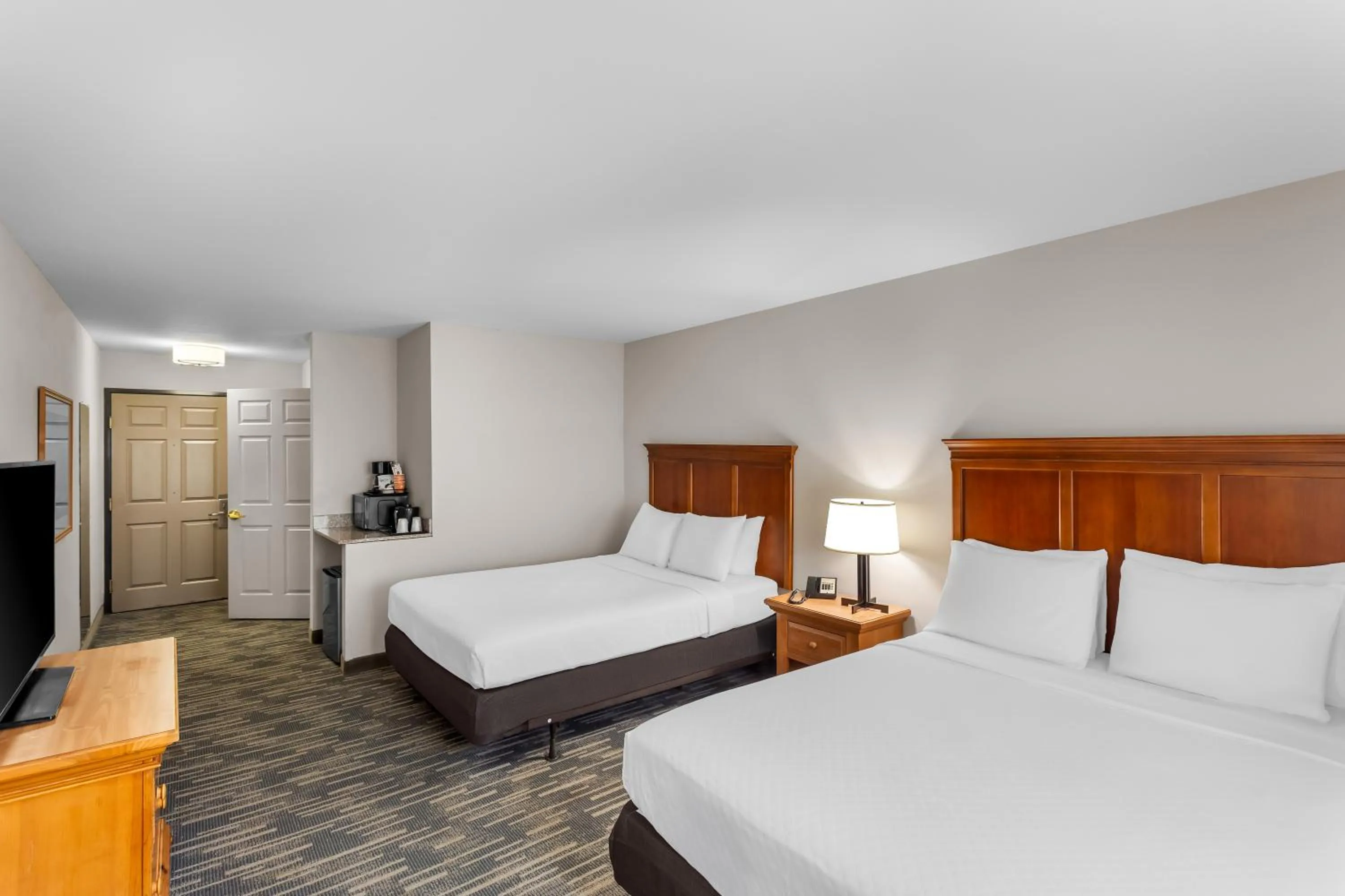 Guests, Bed in Country Inn & Suites by Radisson, Beckley, WV