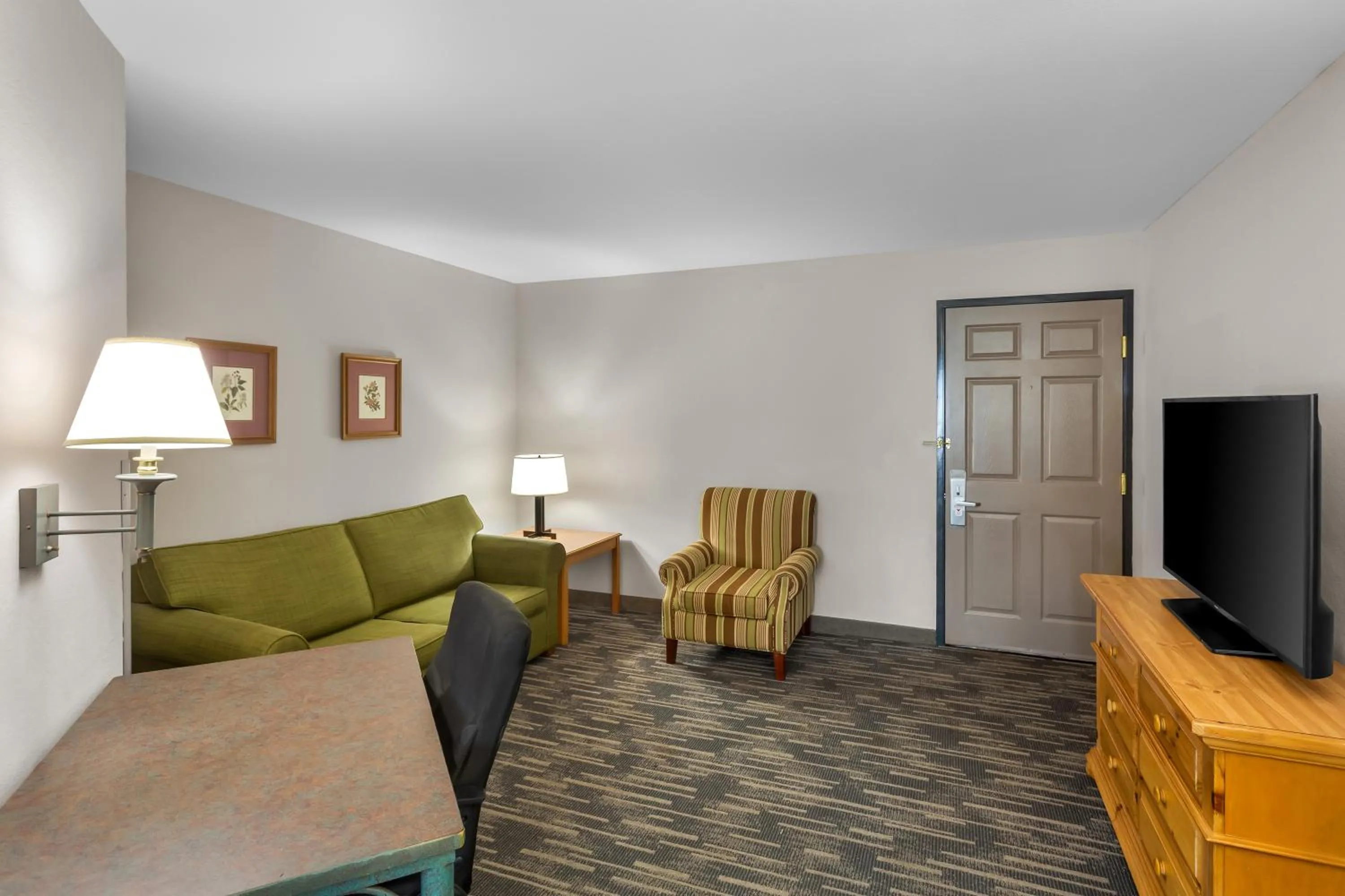 Guests in Country Inn & Suites by Radisson, Beckley, WV