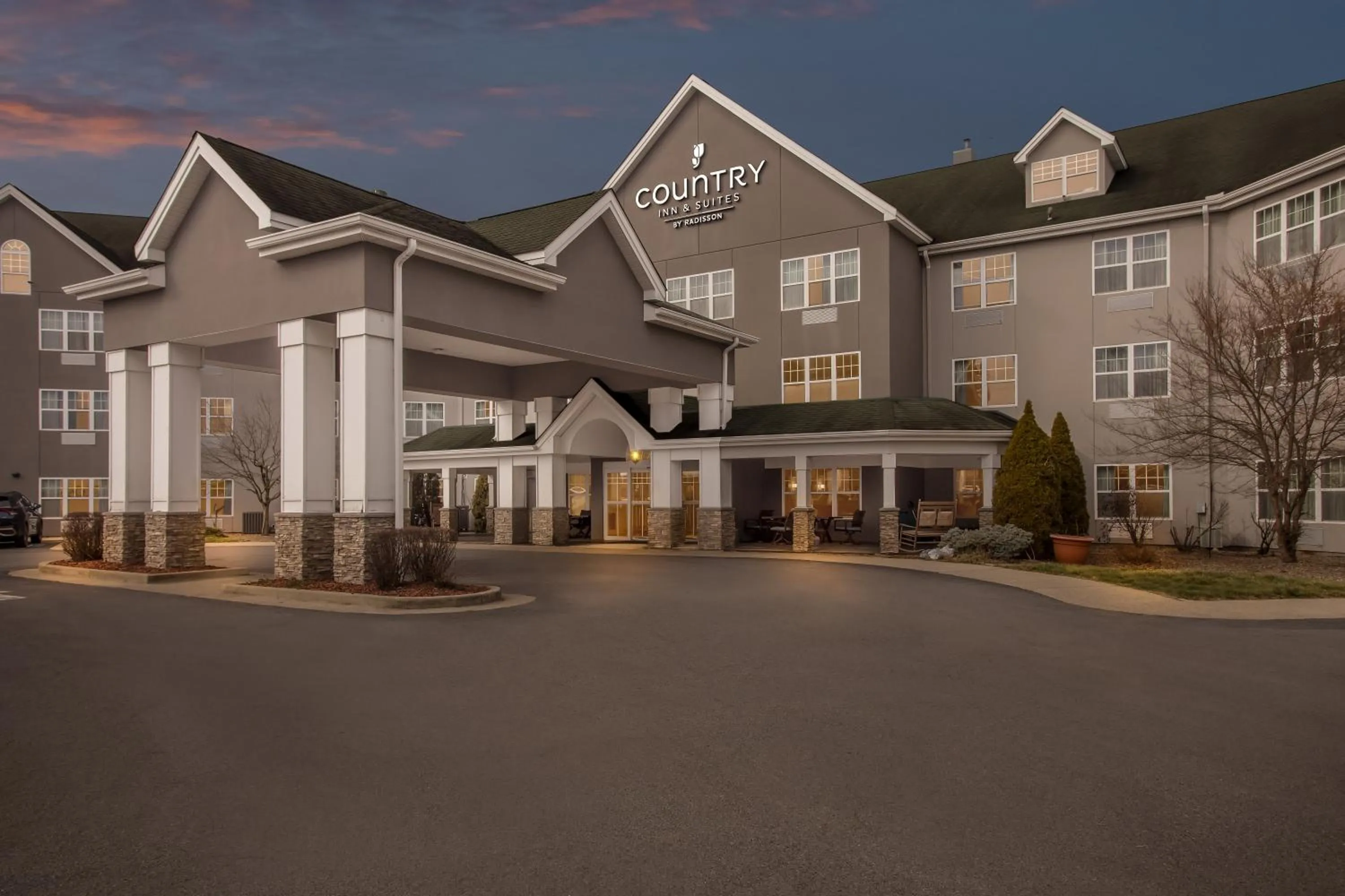 Property building in Country Inn & Suites by Radisson, Beckley, WV