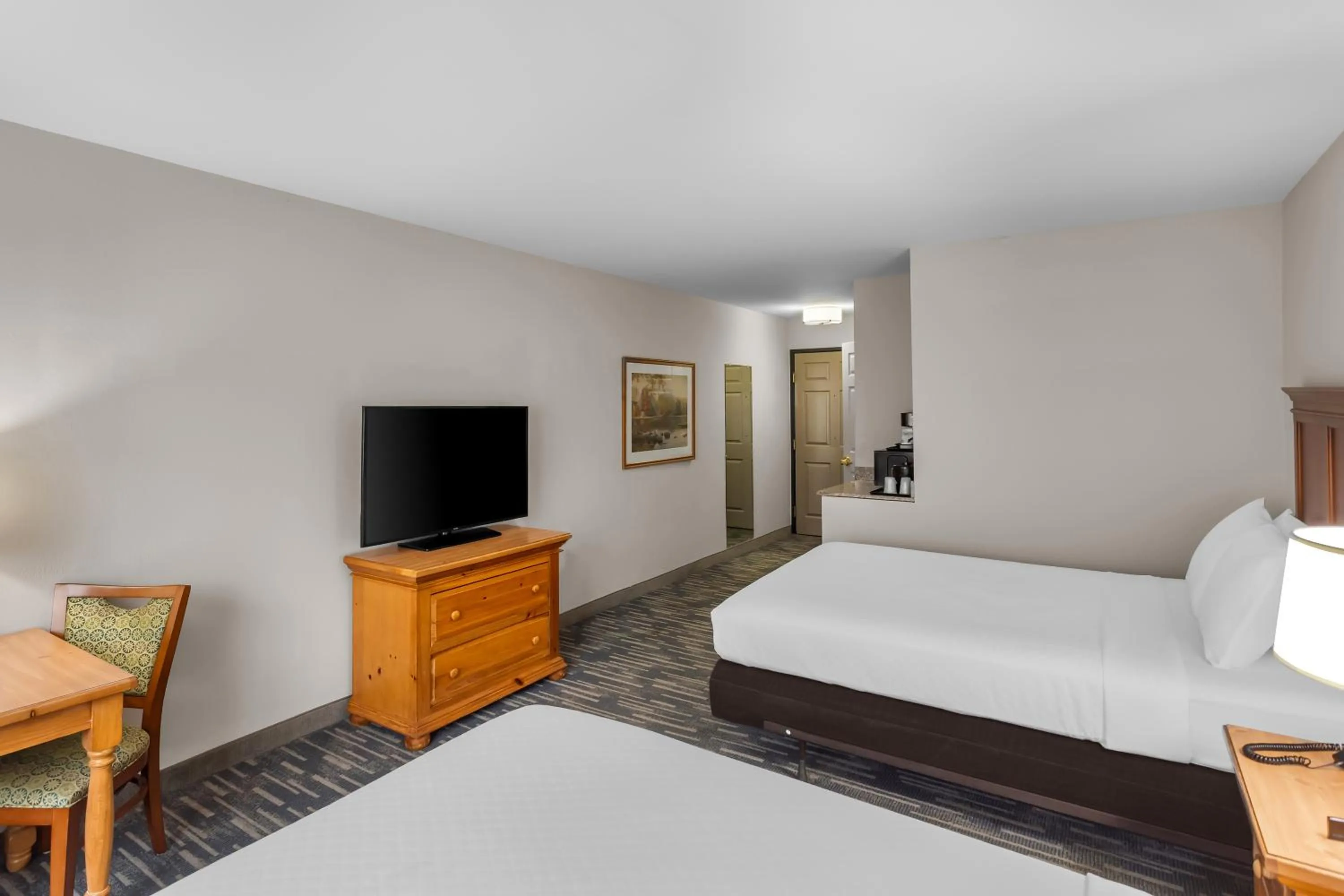 Guests, Bed in Country Inn & Suites by Radisson, Beckley, WV