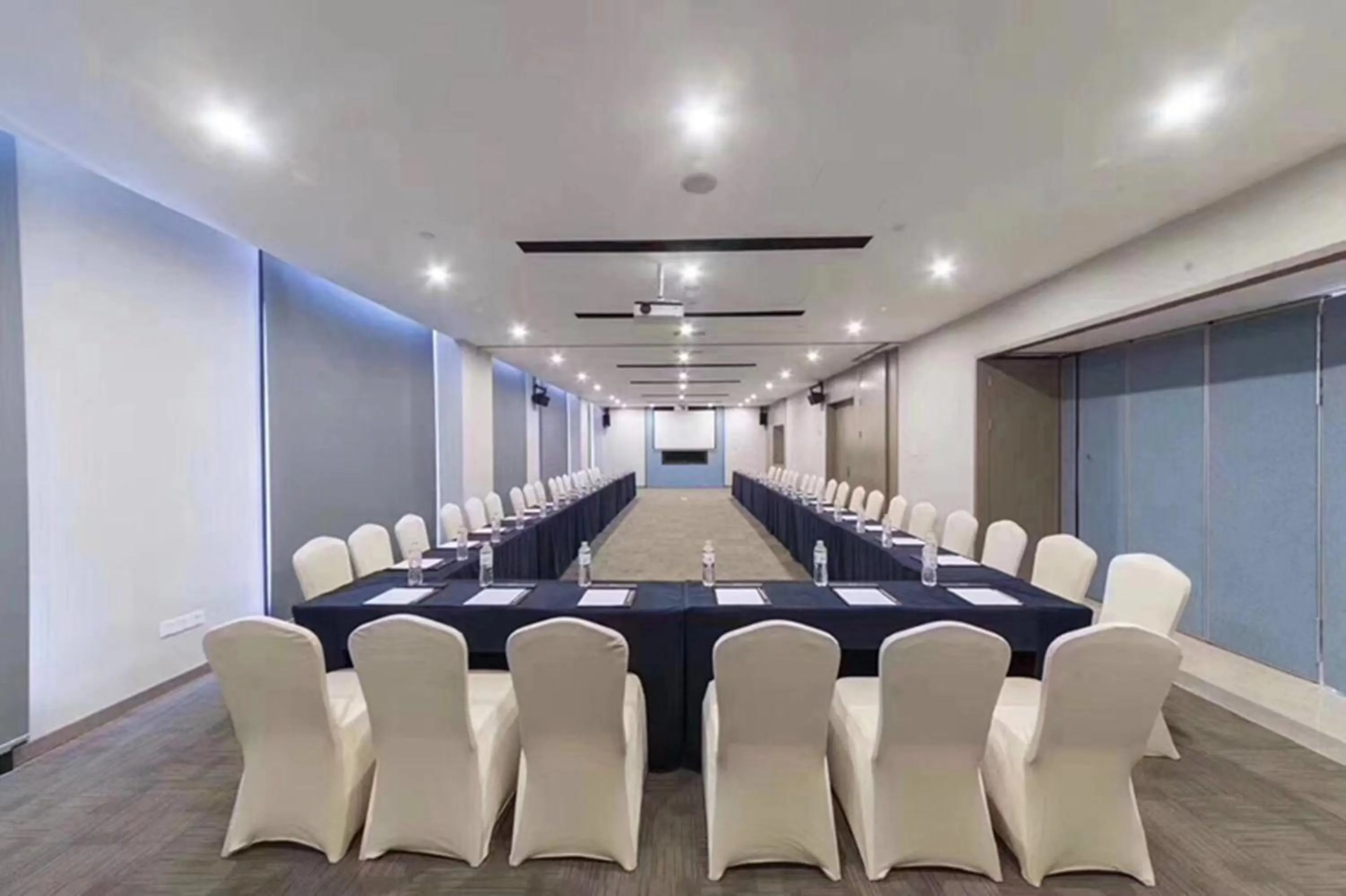 Meeting/conference room in Holiday Inn Express - Xichang City Center by IHG
