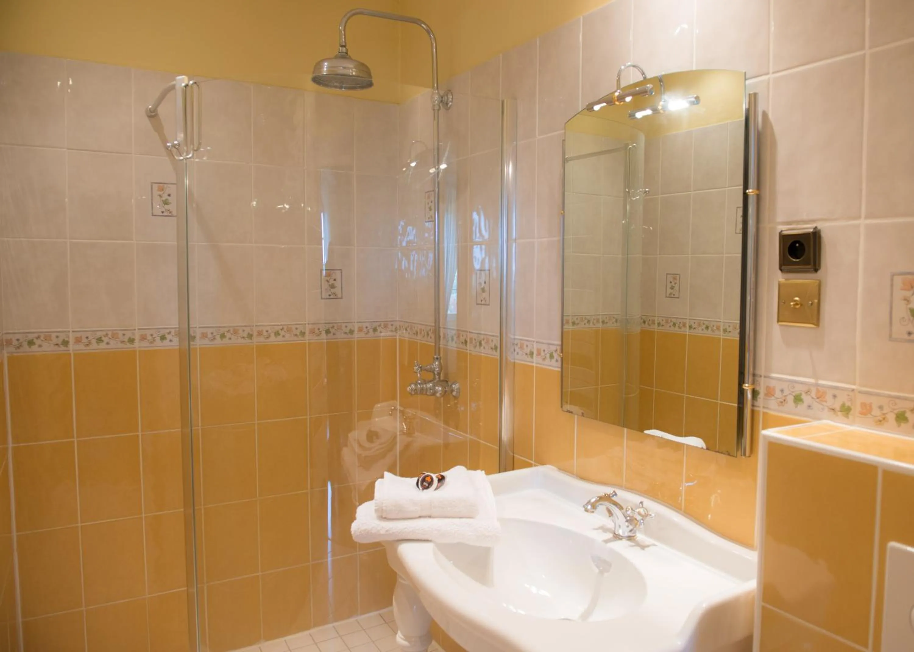 Shower in Le Petit Cochon