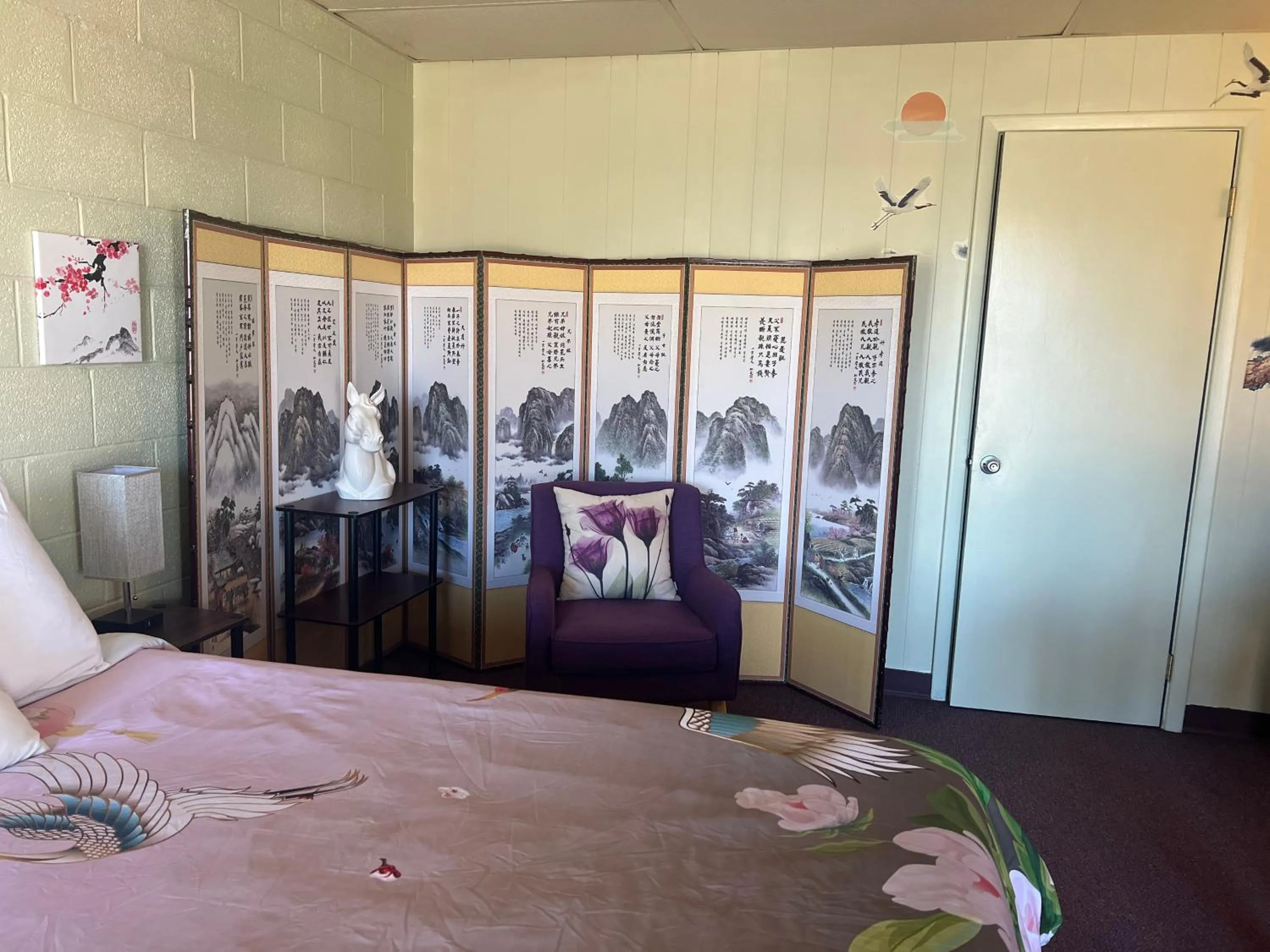 Bedroom, Bed in Mid-town Motel