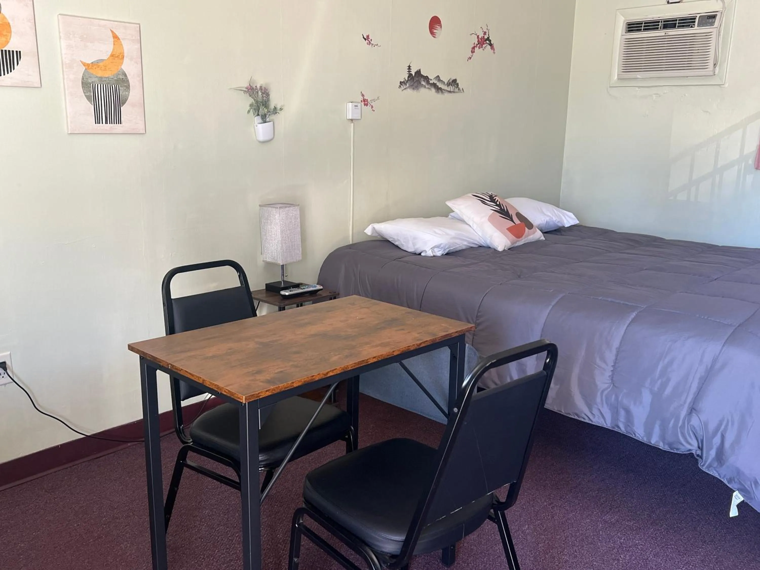 Bedroom, Bed in Mid-town Motel