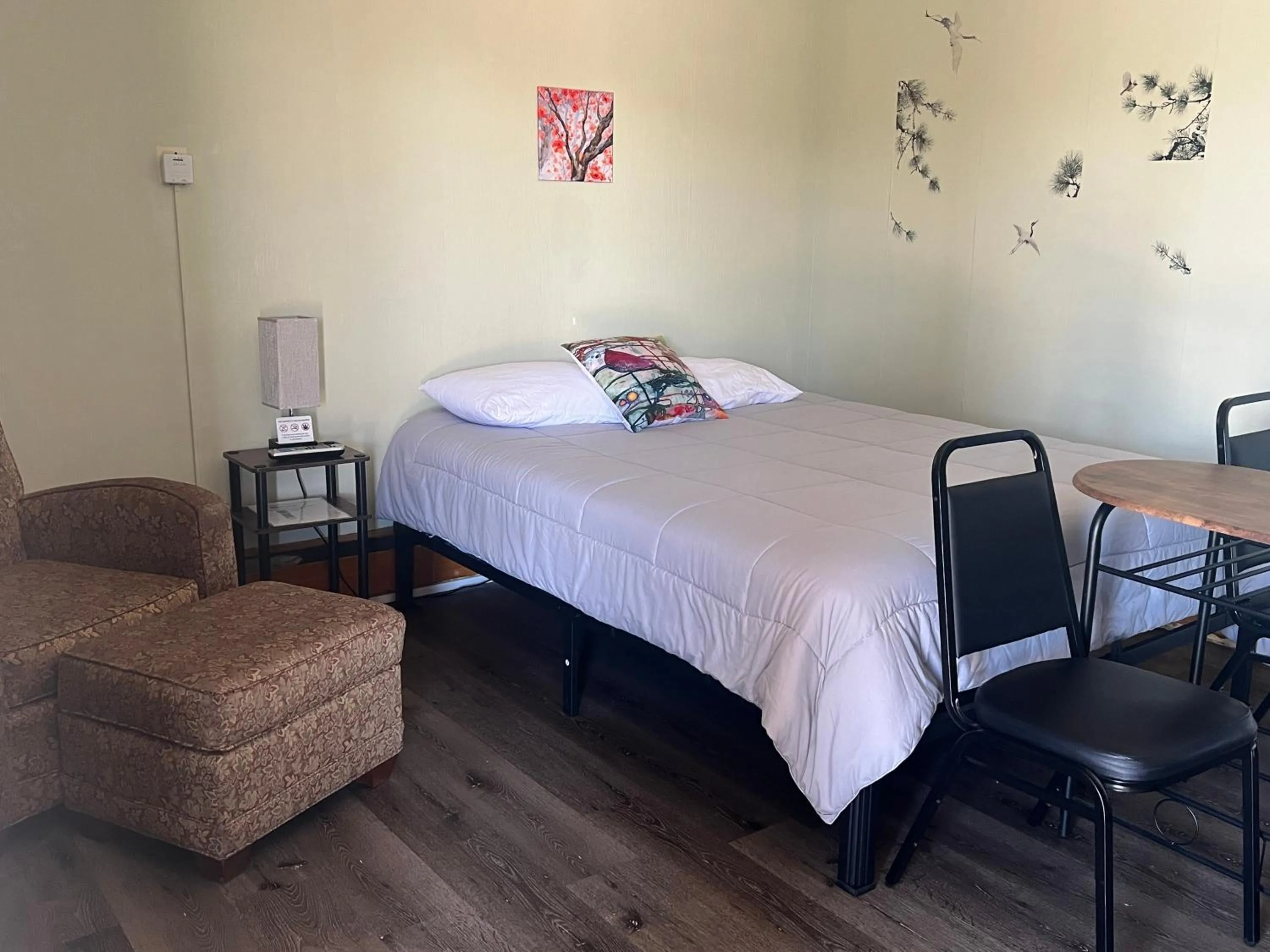 Bed in Mid-town Motel