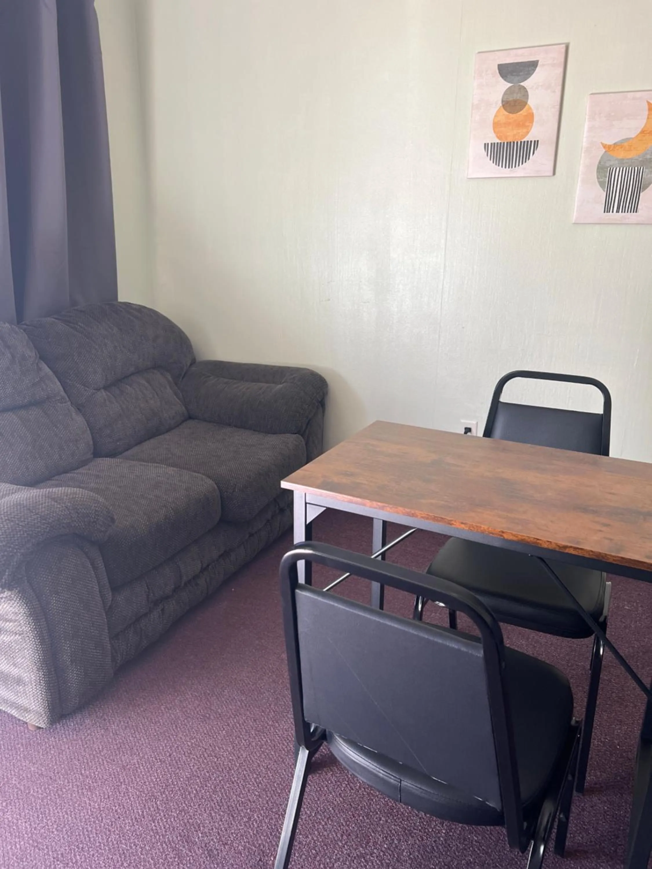 Seating area in Mid-town Motel