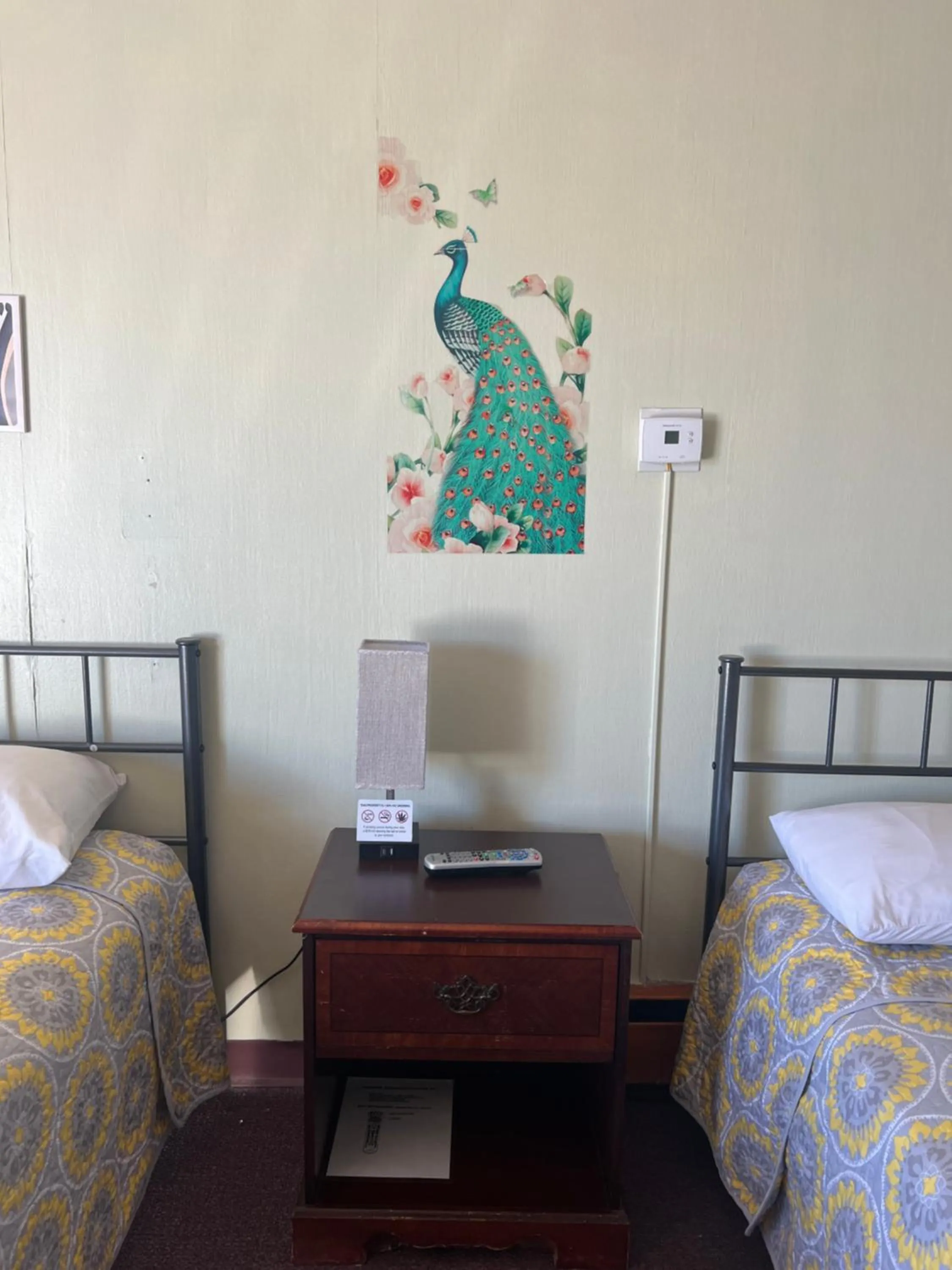 Bedroom, Bed in Mid-town Motel
