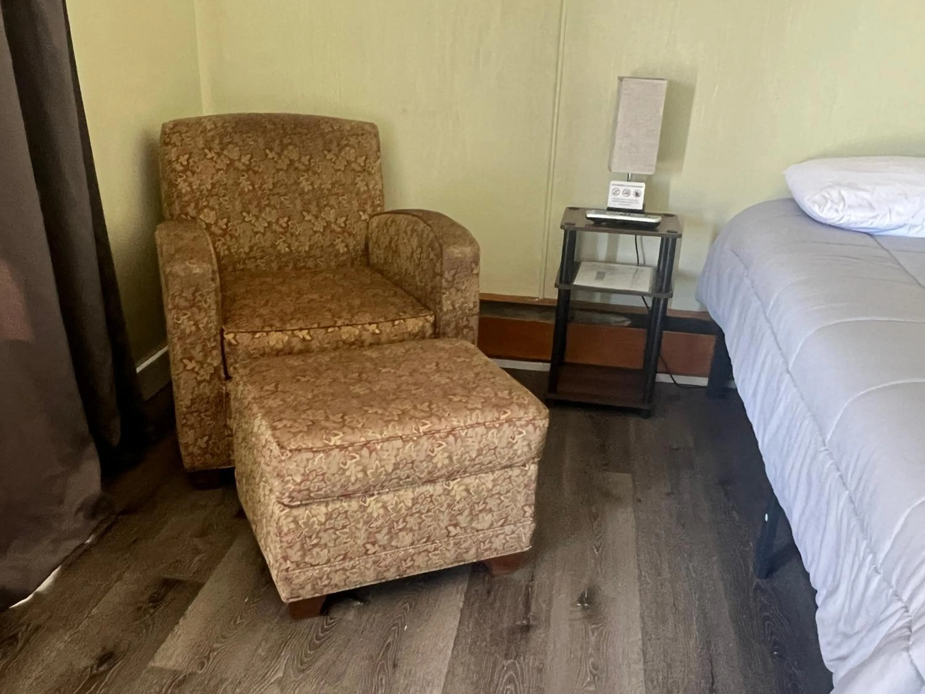 Bedroom, Bed in Mid-town Motel