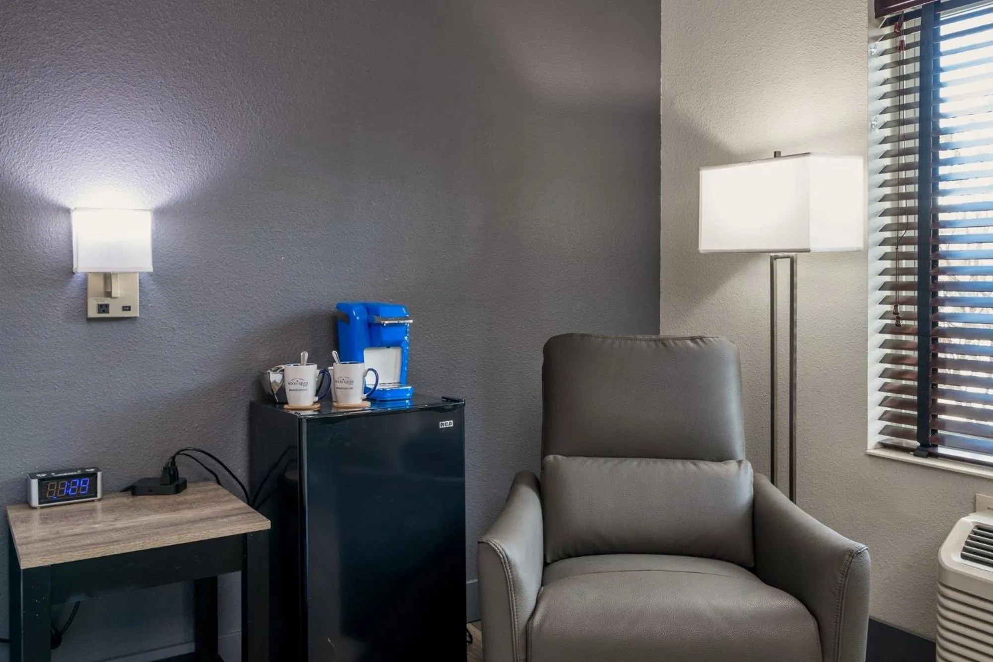 Seating area in Wood River Inn & Suite