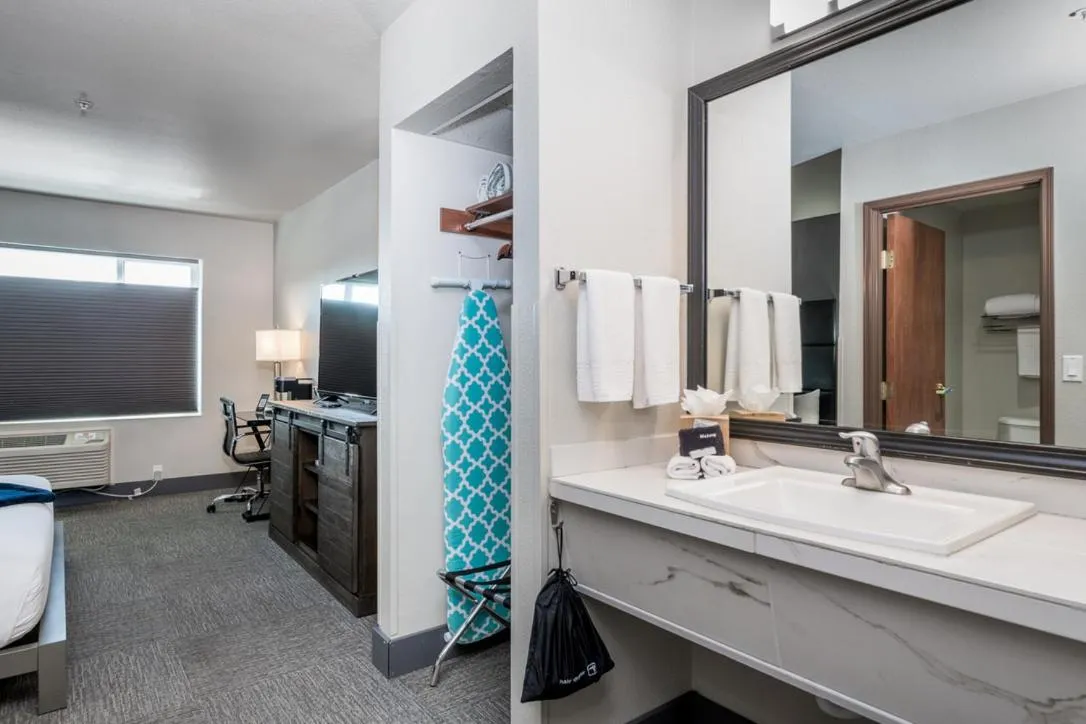 Bedroom in Wood River Inn & Suite