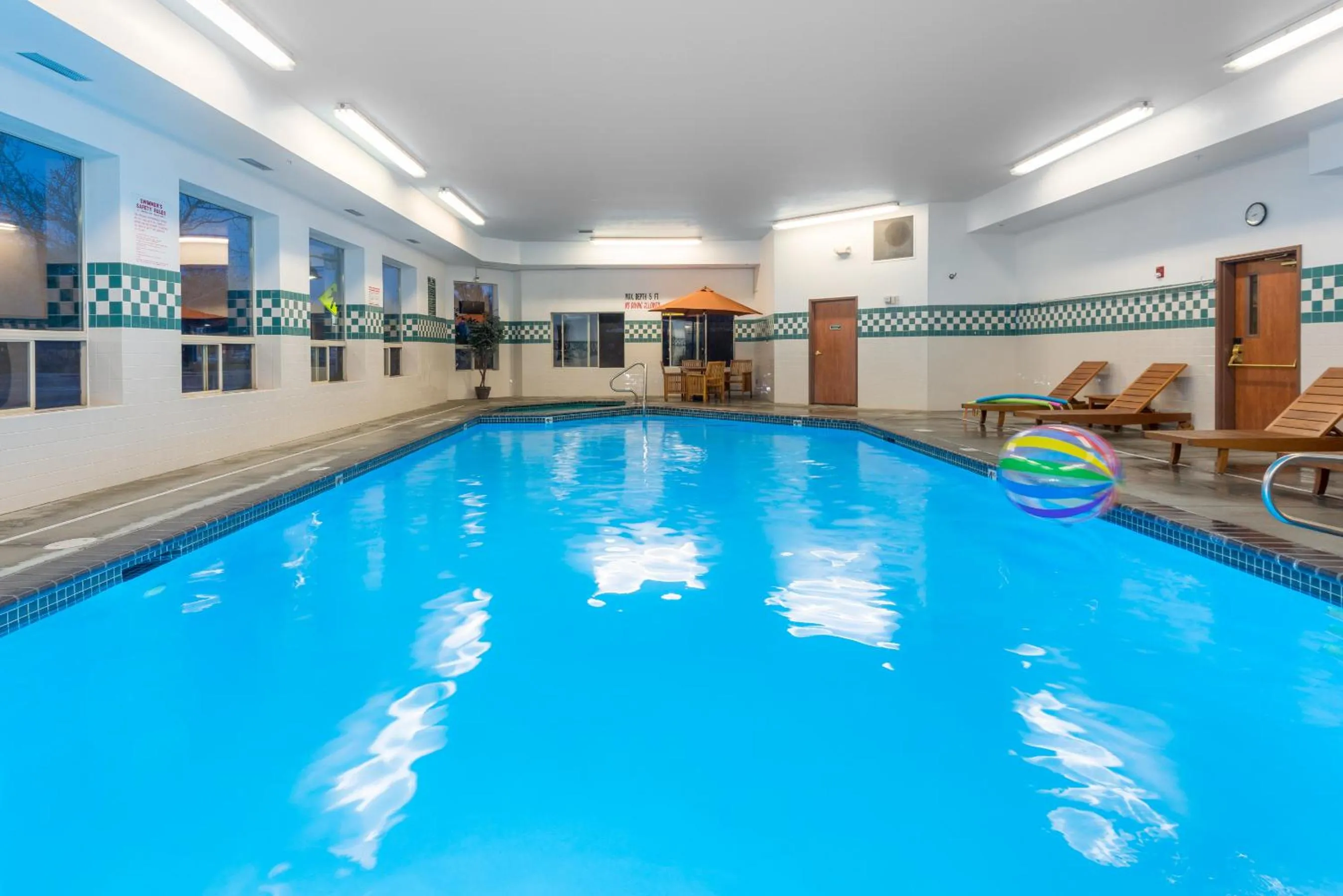 Swimming pool in Wood River Inn & Suite