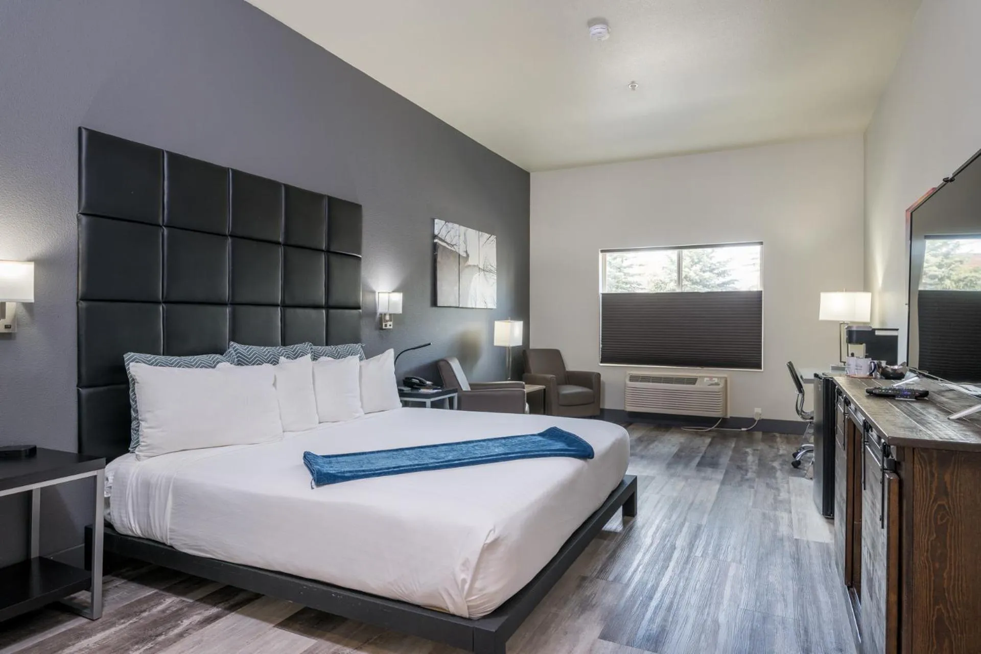 TV and multimedia, Bed in Wood River Inn & Suite