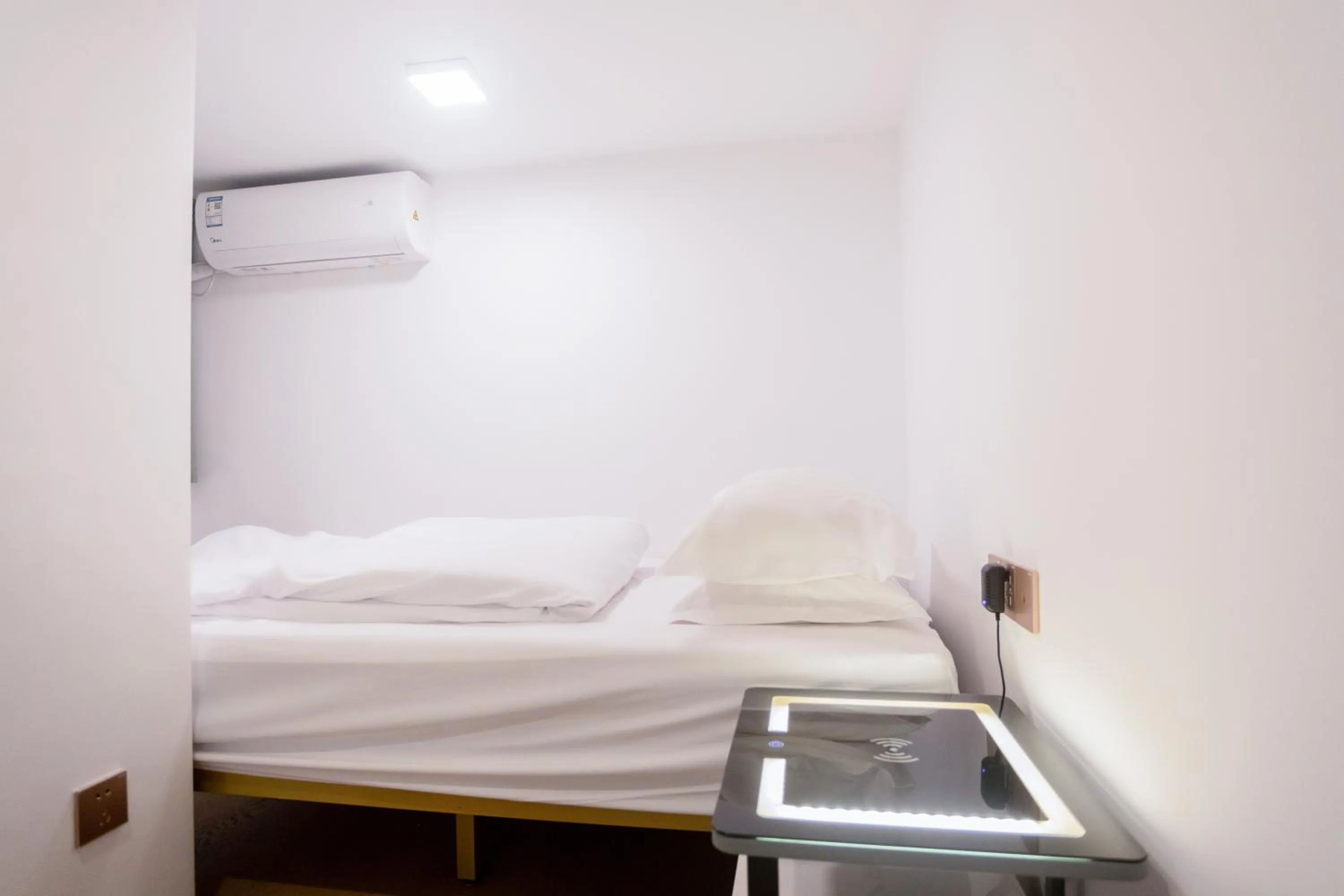 Bed in Sunny International Apartment From Beijing Road