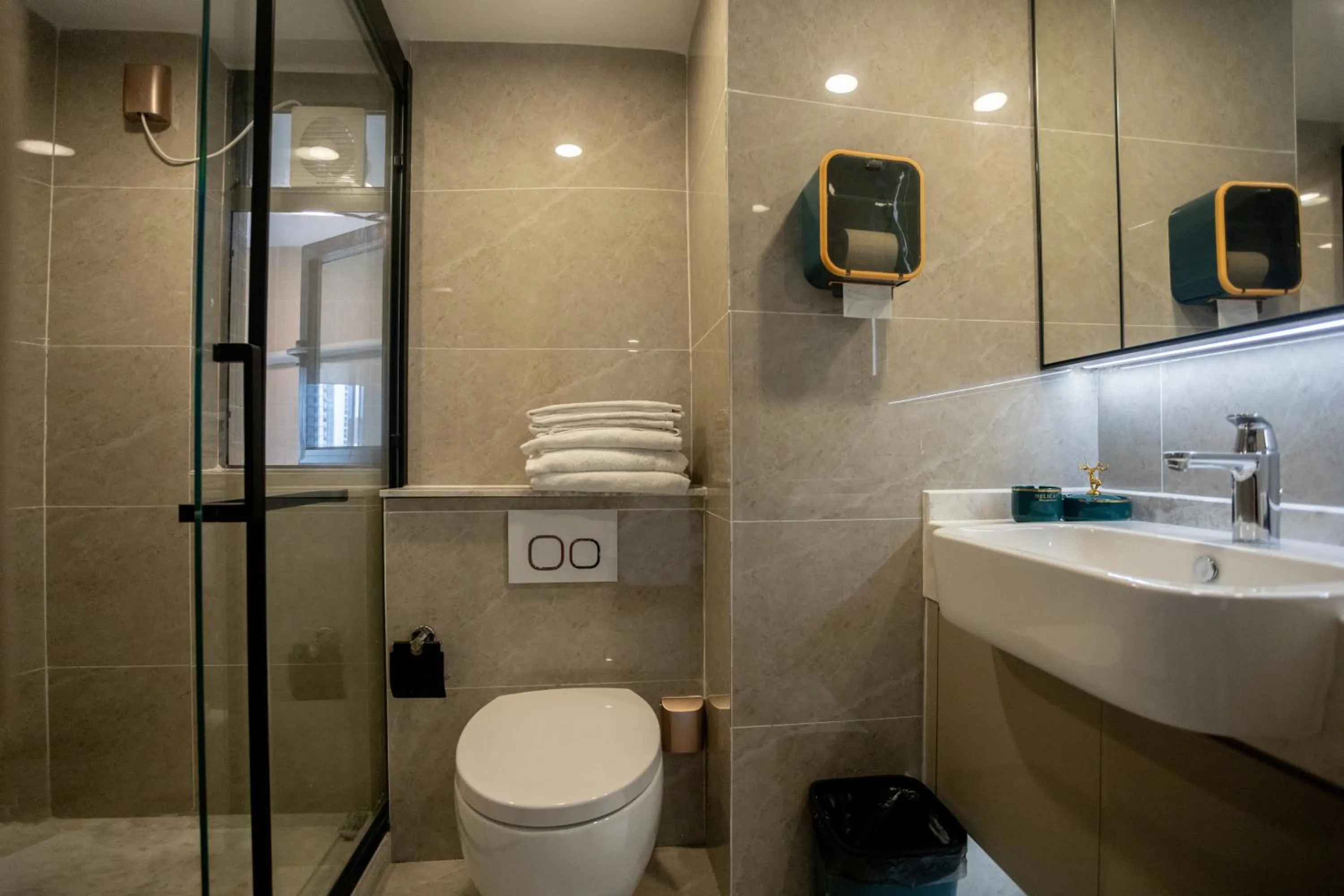 Shower in Sunny International Apartment From Beijing Road