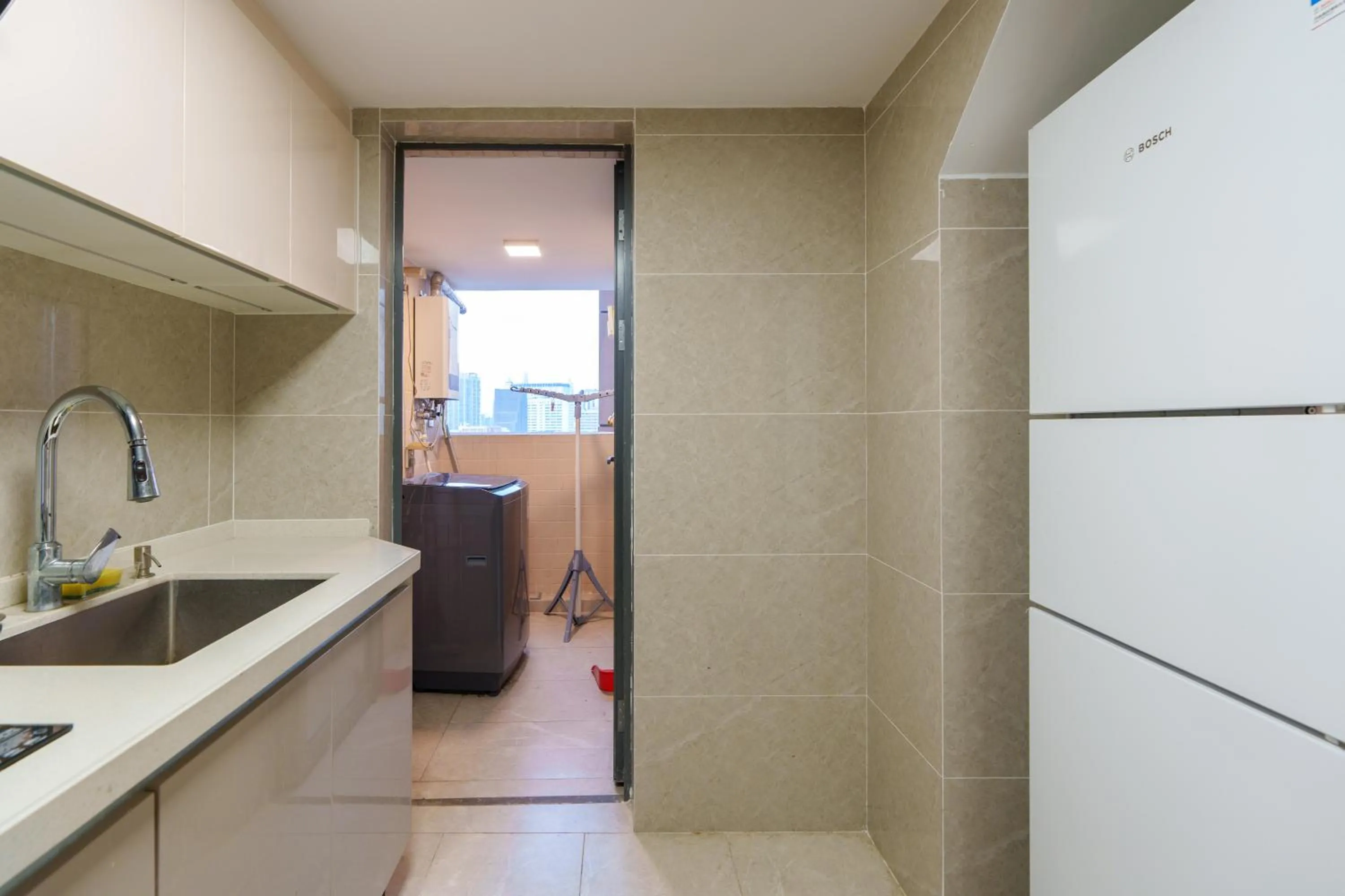 Kitchen or kitchenette in Sunny International Apartment From Beijing Road