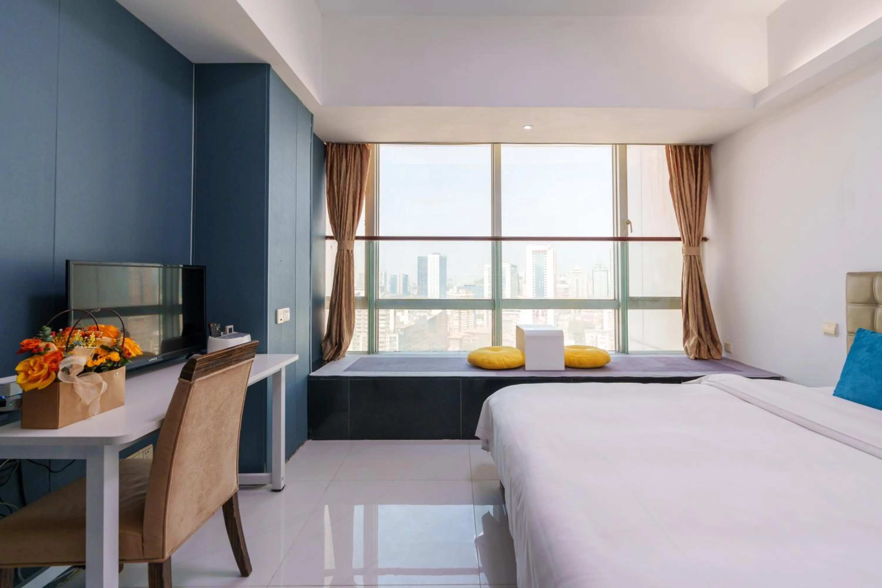 Bed in Sunny International Apartment From Beijing Road