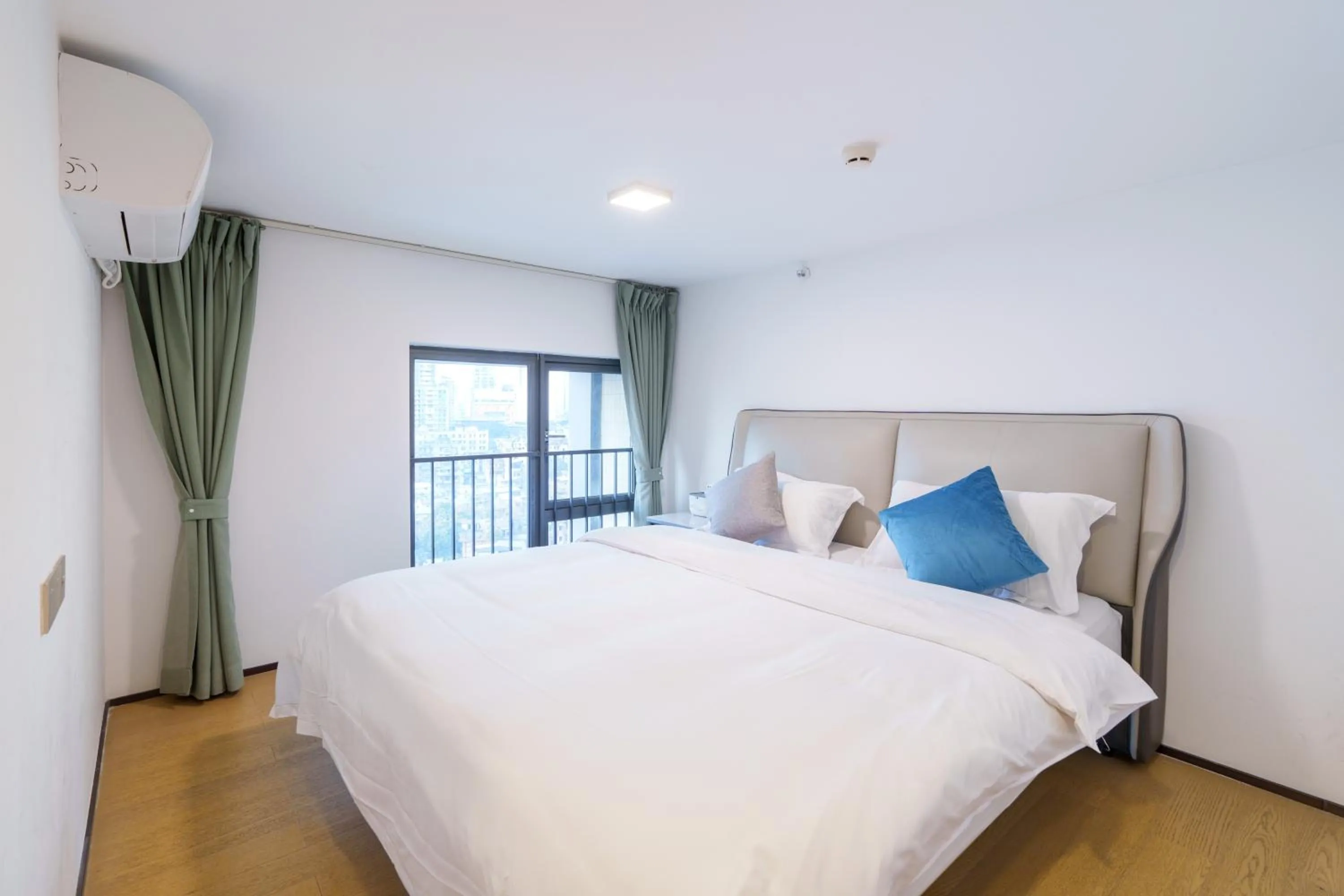 Bed in Sunny International Apartment From Beijing Road