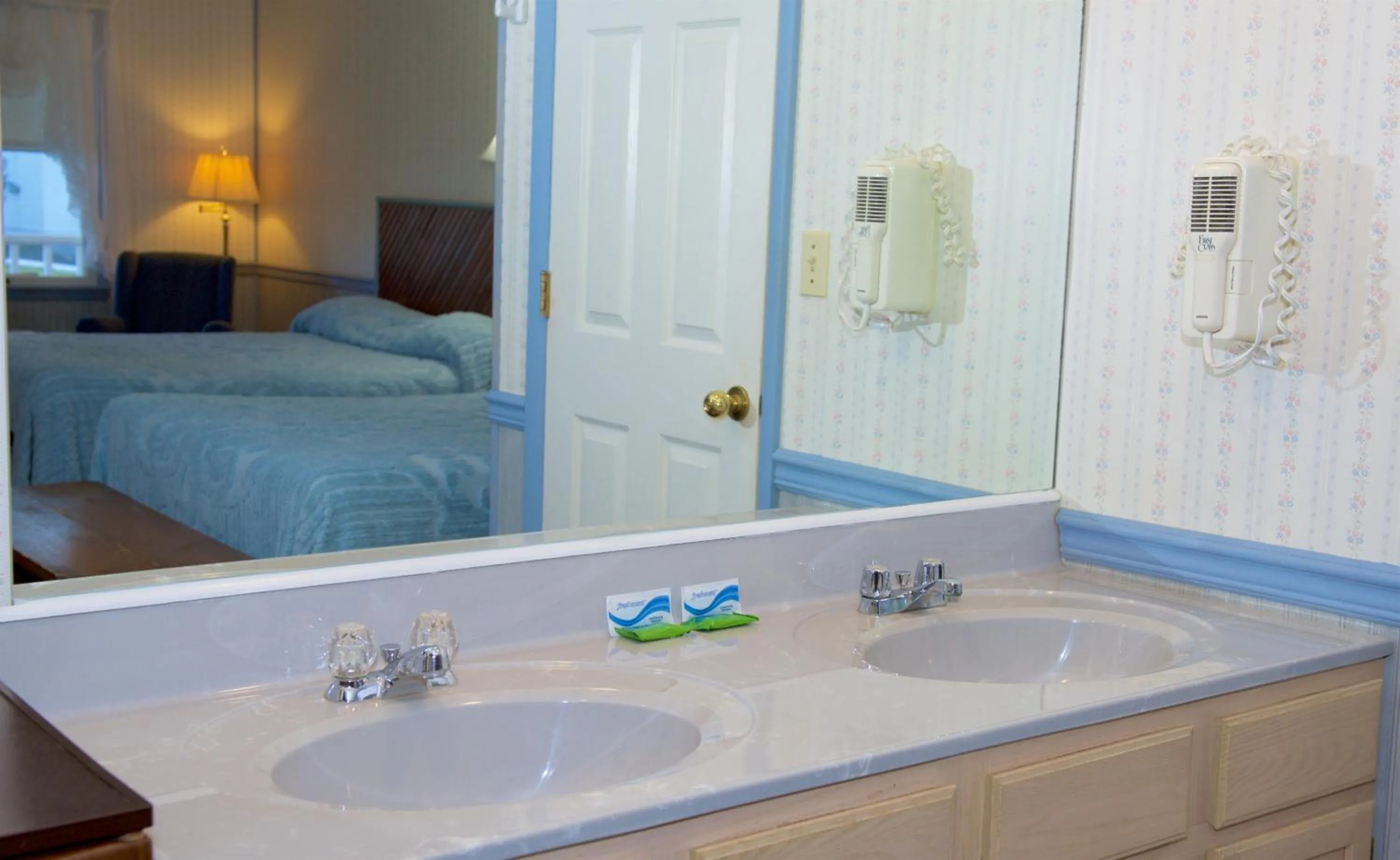 Bed in Myer Country Motel