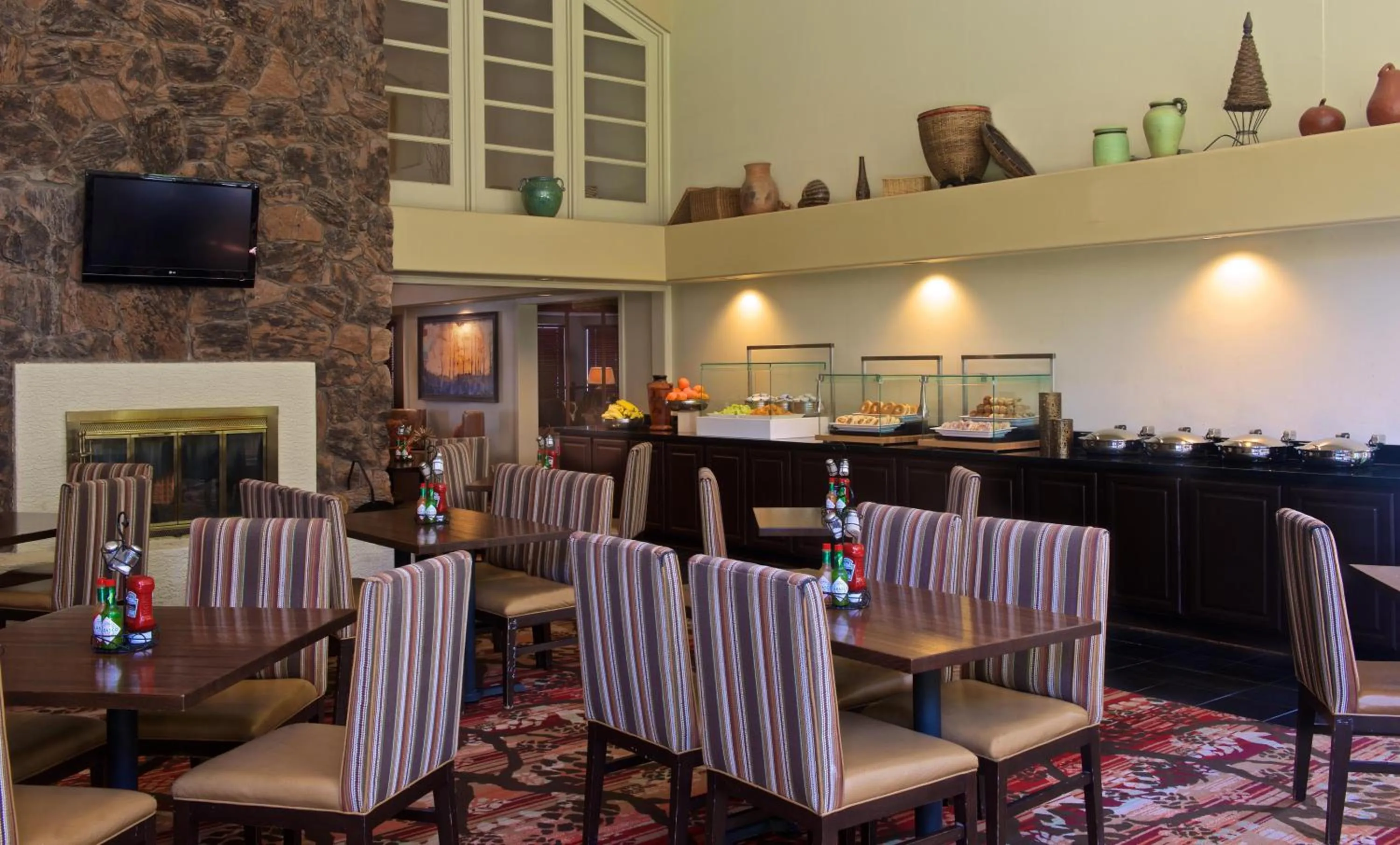 Lounge or bar in Embassy Suites by Hilton Flagstaff