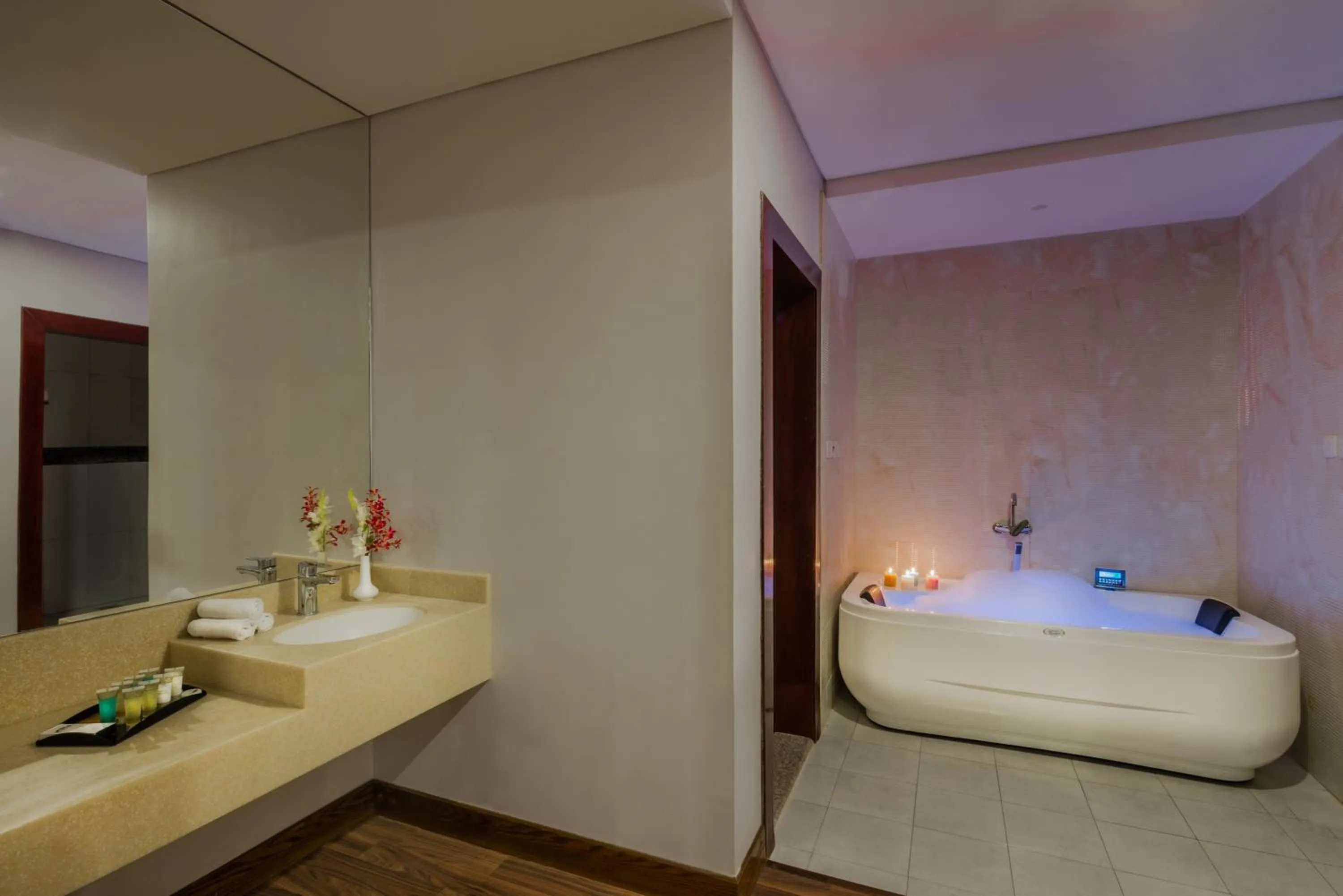 Bath in Le Park Concord Hotel