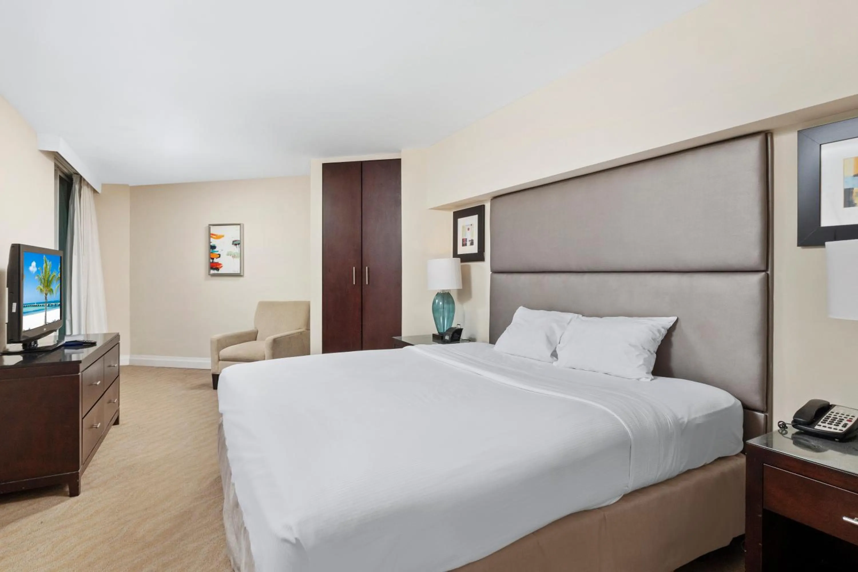 Bedroom, Bed in GALLERY One - A DoubleTree Suites by Hilton Hotel