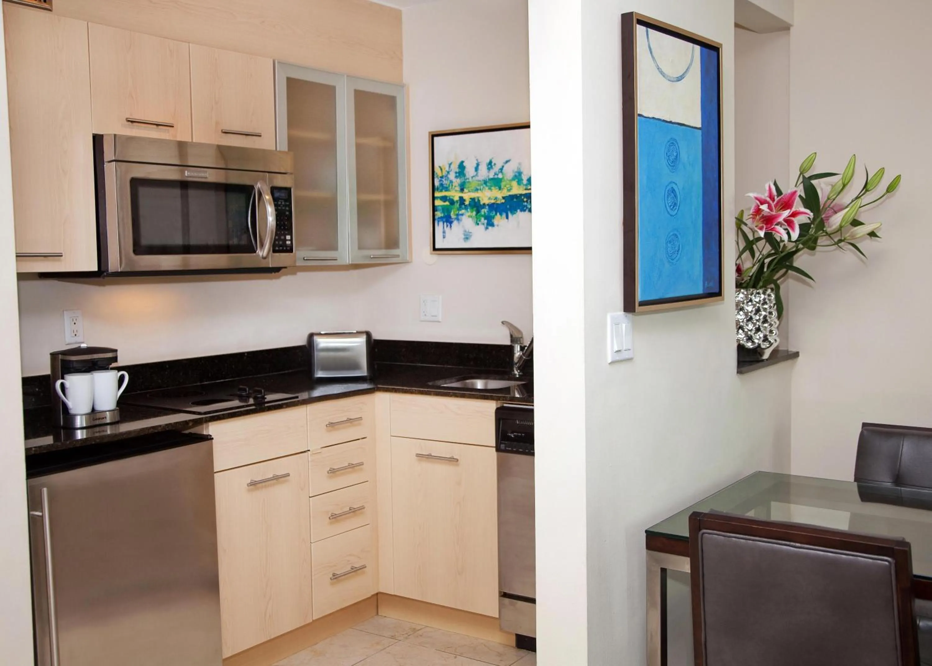 Kitchen or kitchenette in GALLERY One - A DoubleTree Suites by Hilton Hotel