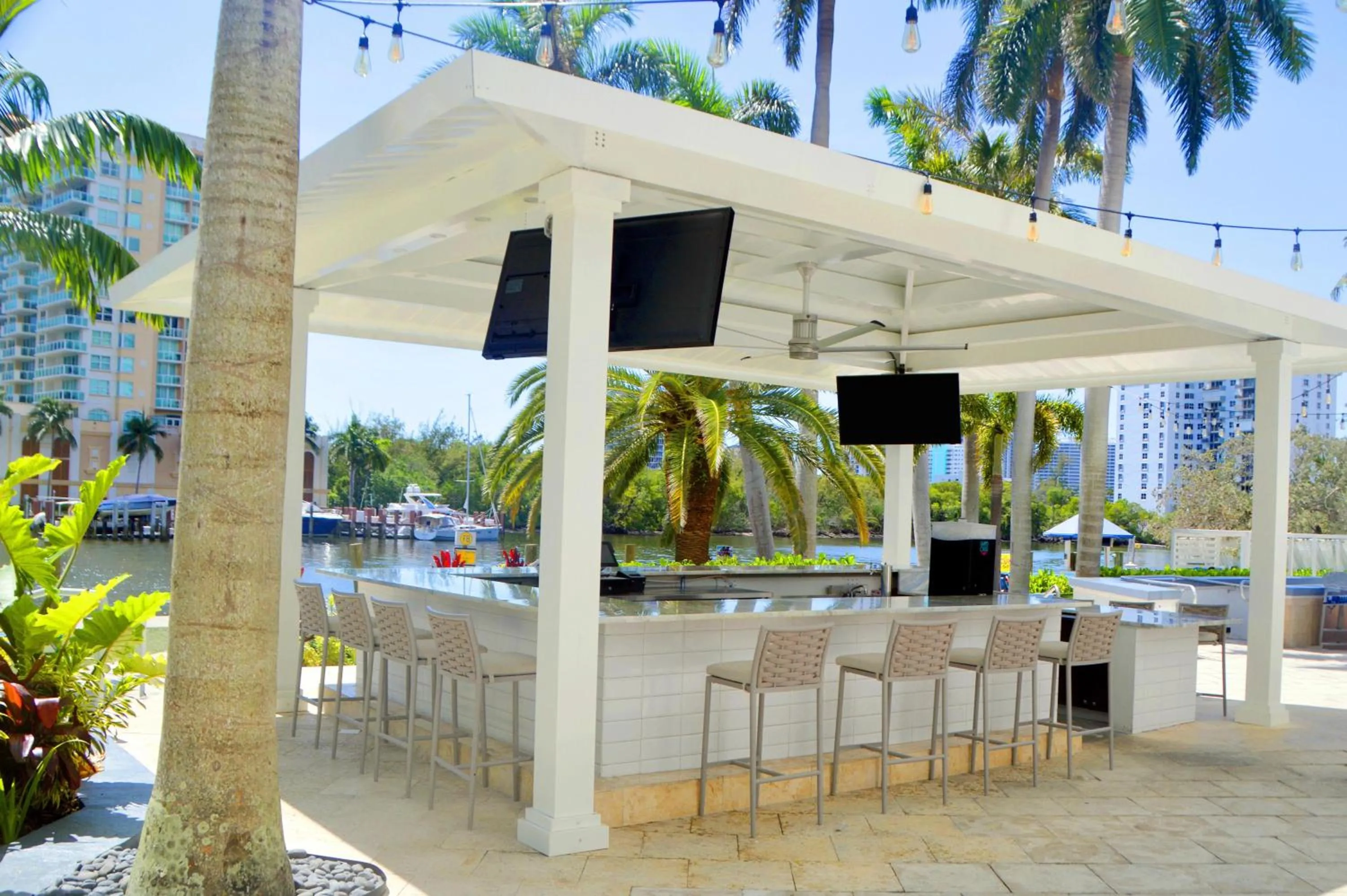 Lounge or bar in GALLERY One - A DoubleTree Suites by Hilton Hotel