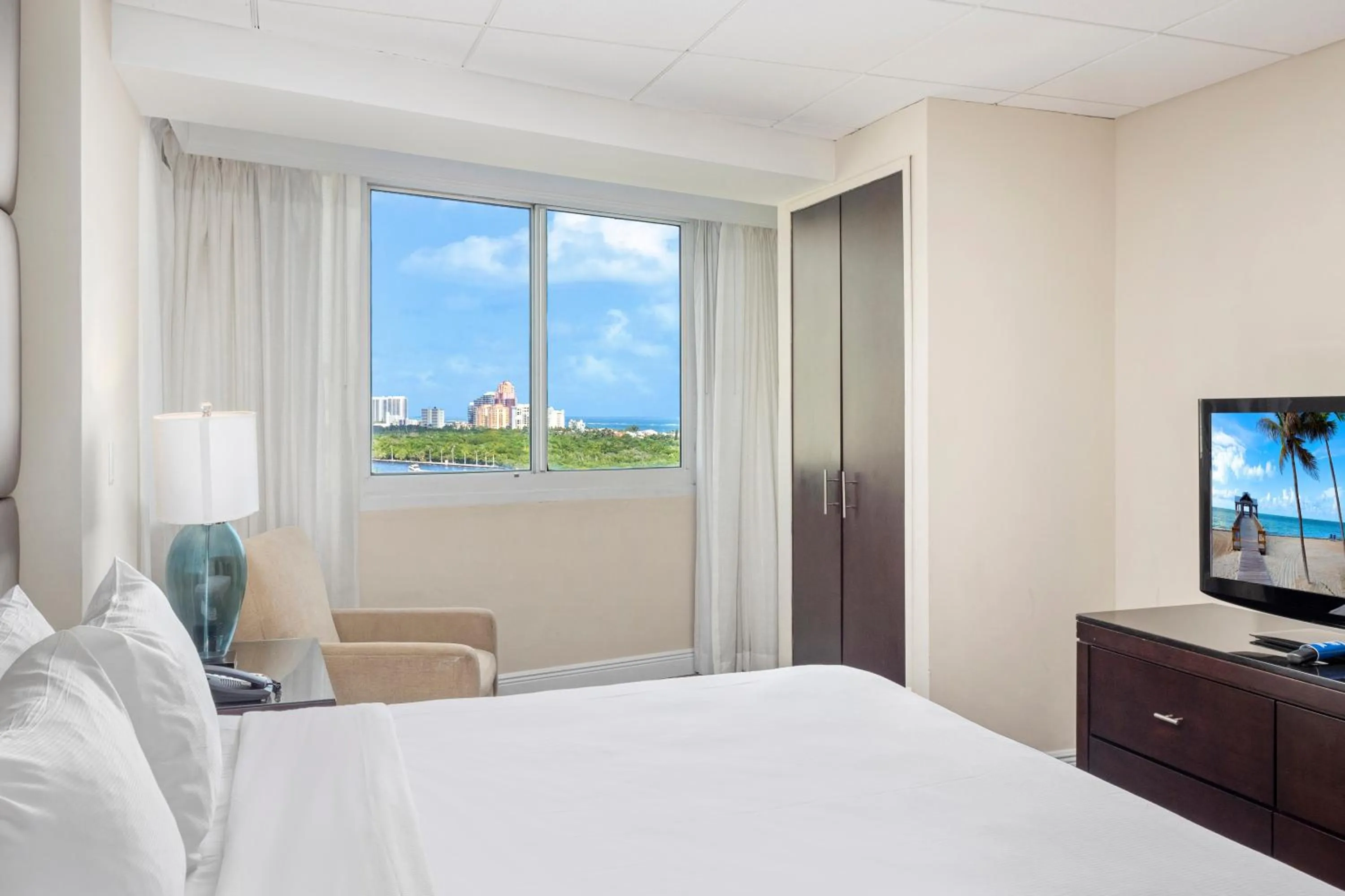 Guests, Bed in GALLERY One - A DoubleTree Suites by Hilton Hotel