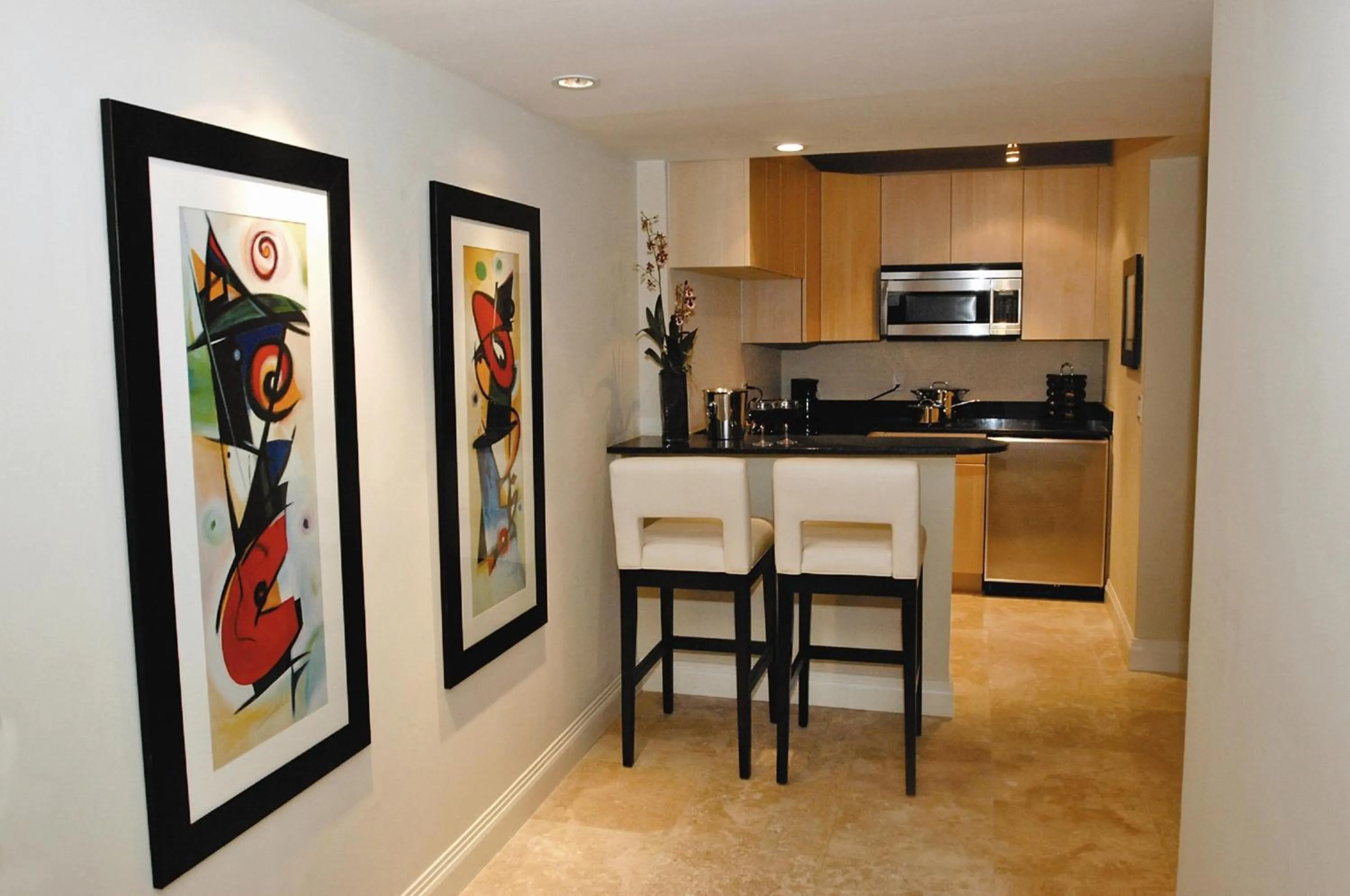 Kitchen or kitchenette in GALLERY One - A DoubleTree Suites by Hilton Hotel