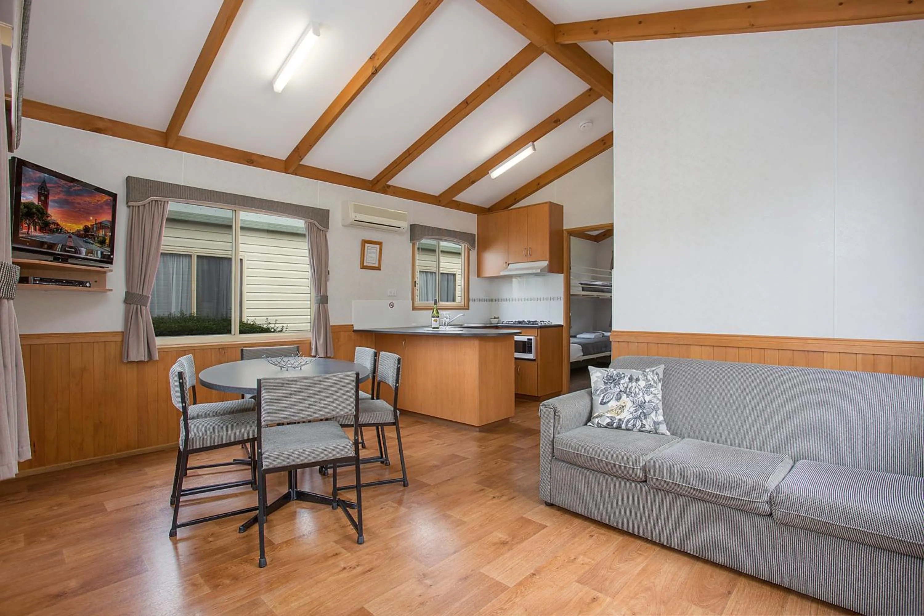 Living room in Lake Hamilton Motor Village and Caravan Park