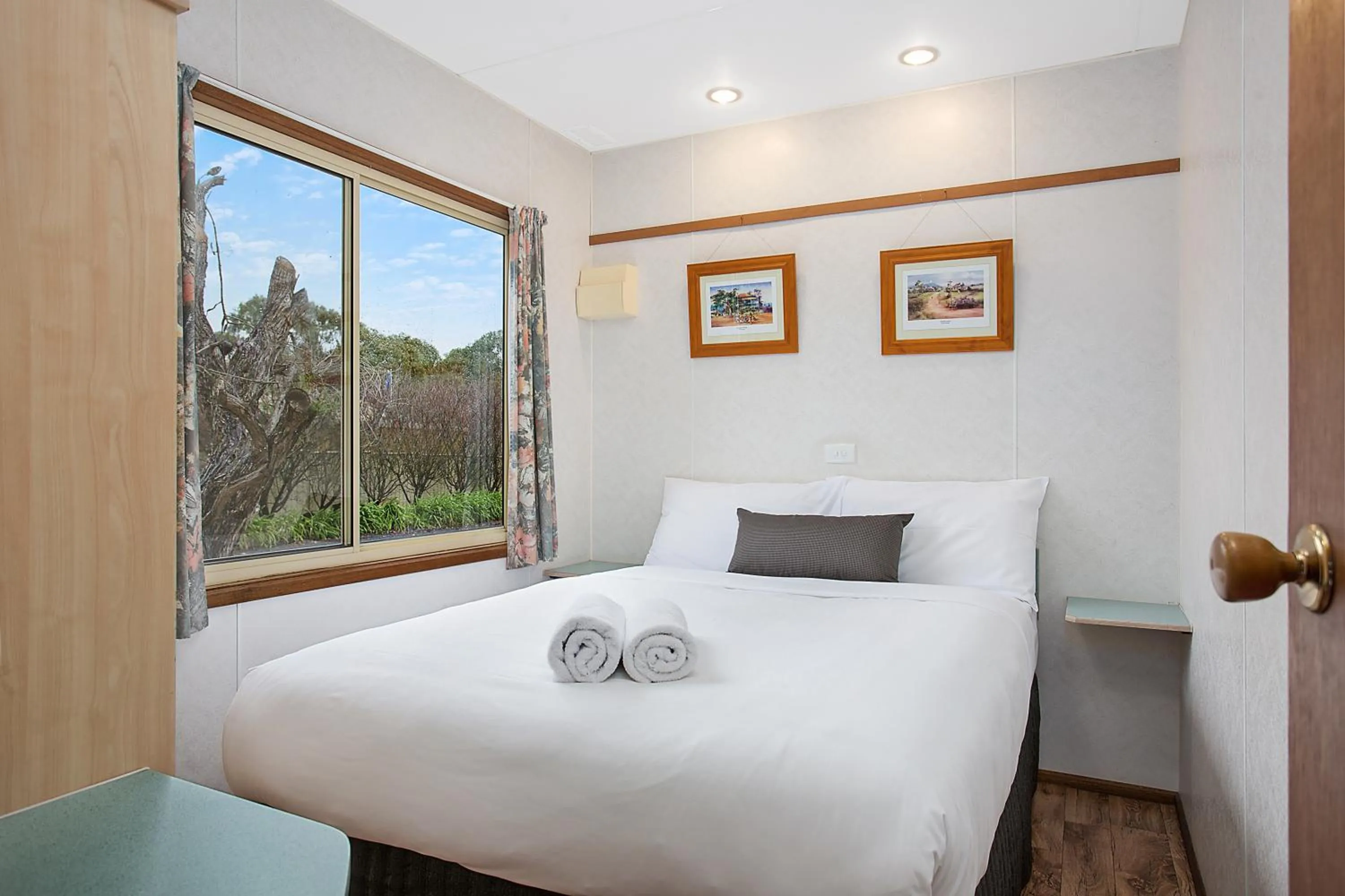 Bedroom, Bed in Lake Hamilton Motor Village and Caravan Park
