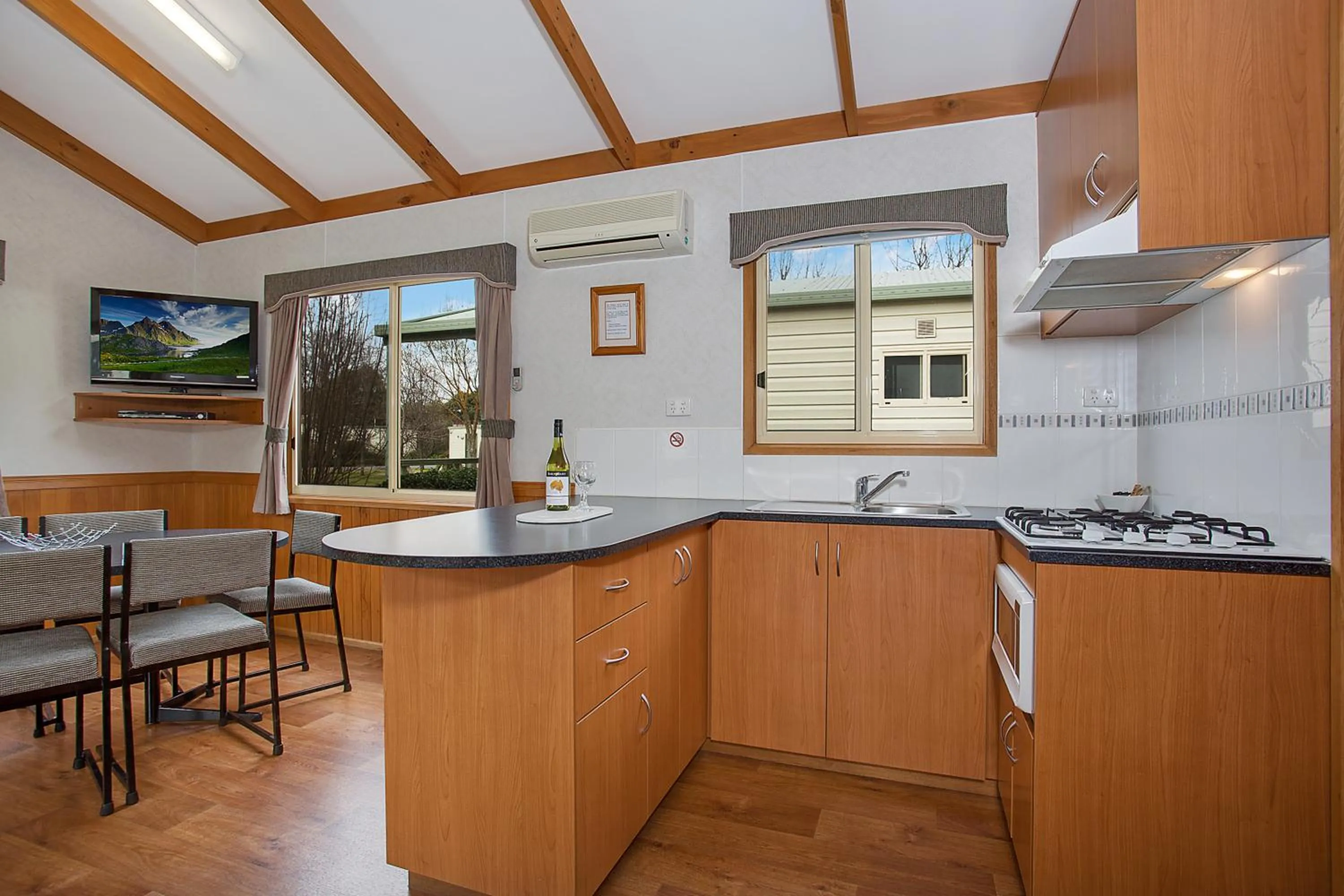 Kitchen or kitchenette in Lake Hamilton Motor Village and Caravan Park