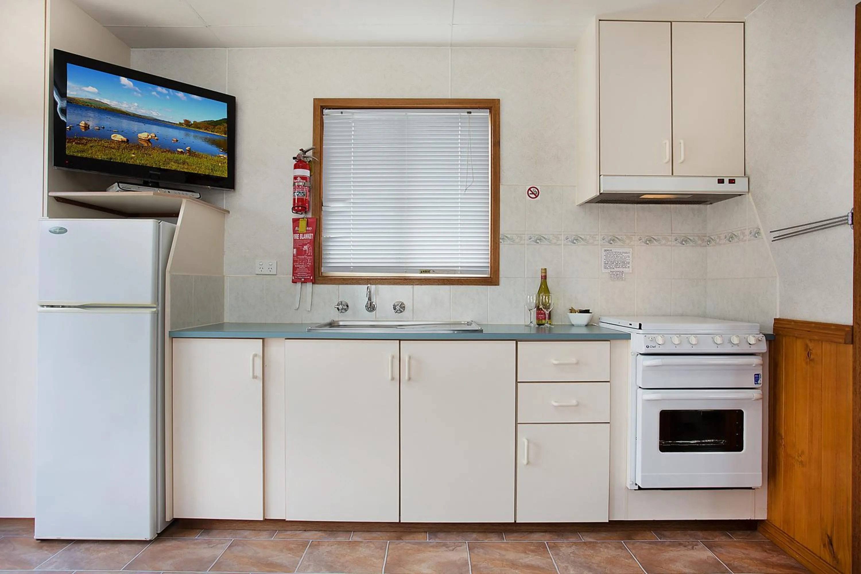 Kitchen or kitchenette in Lake Hamilton Motor Village and Caravan Park