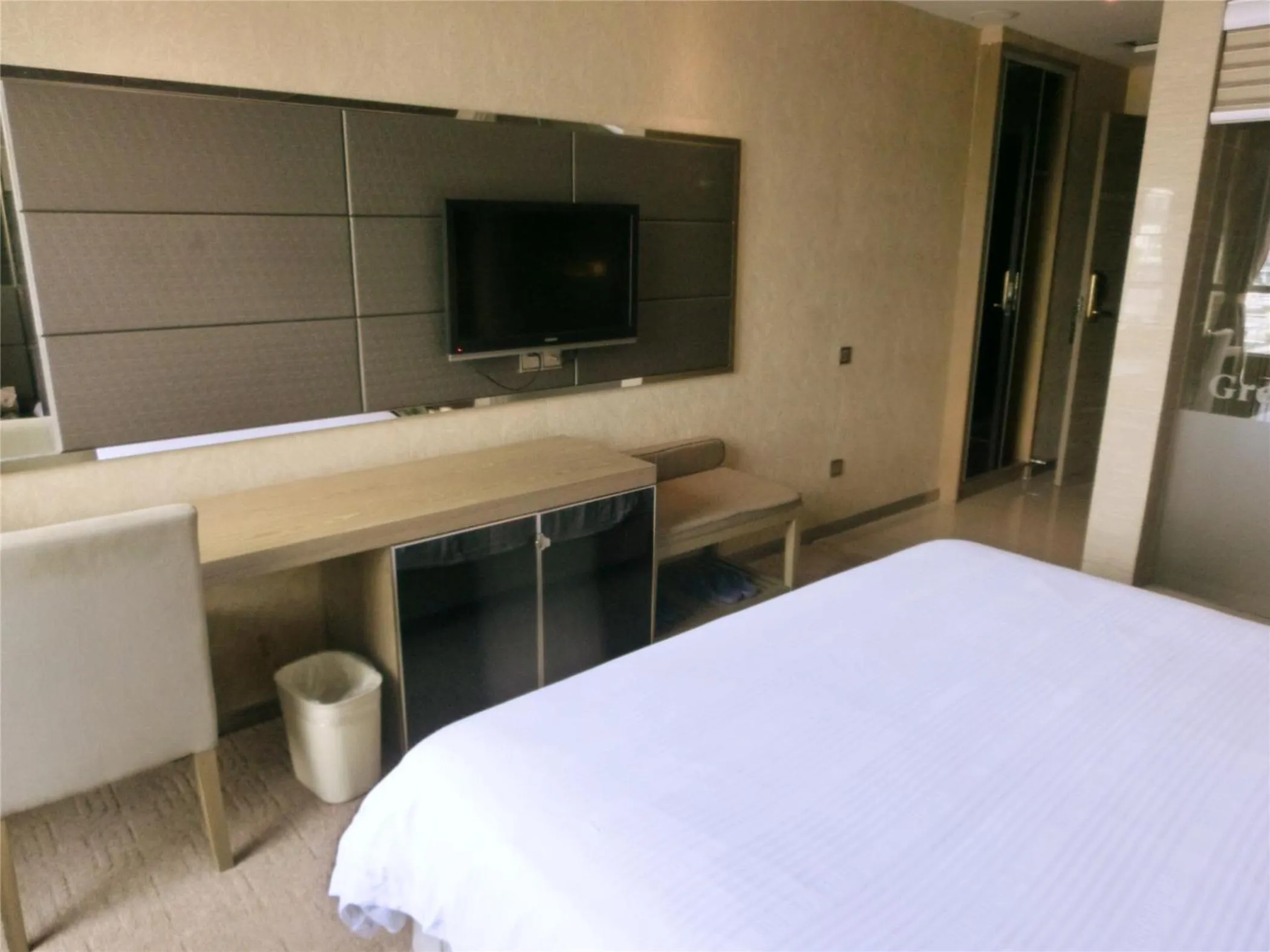 Bedroom, TV/Entertainment Center in Greentree Alliance Shenzhen Shekou Sea World Hotel