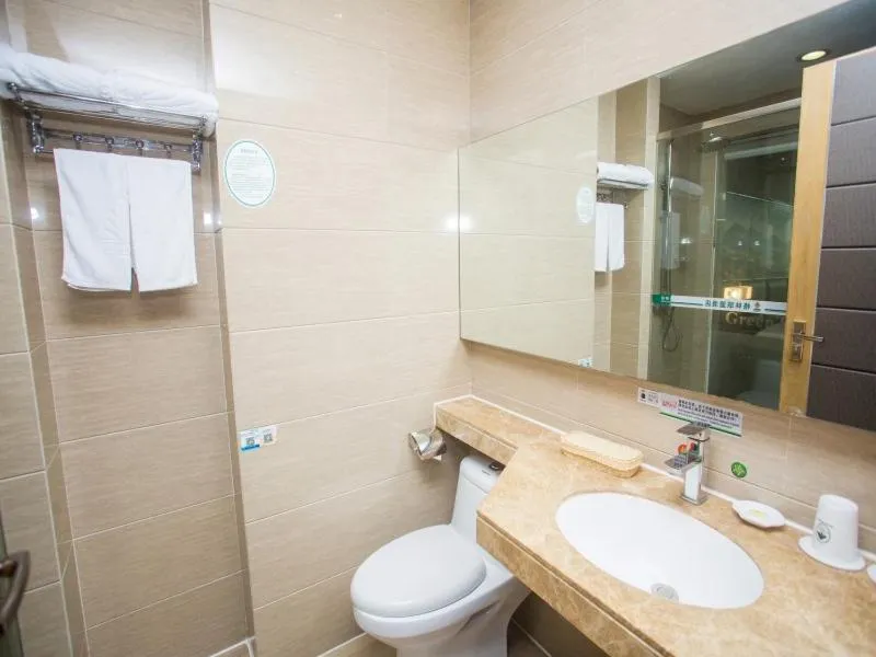 Bathroom in Greentree Alliance Shenzhen Shekou Sea World Hotel
