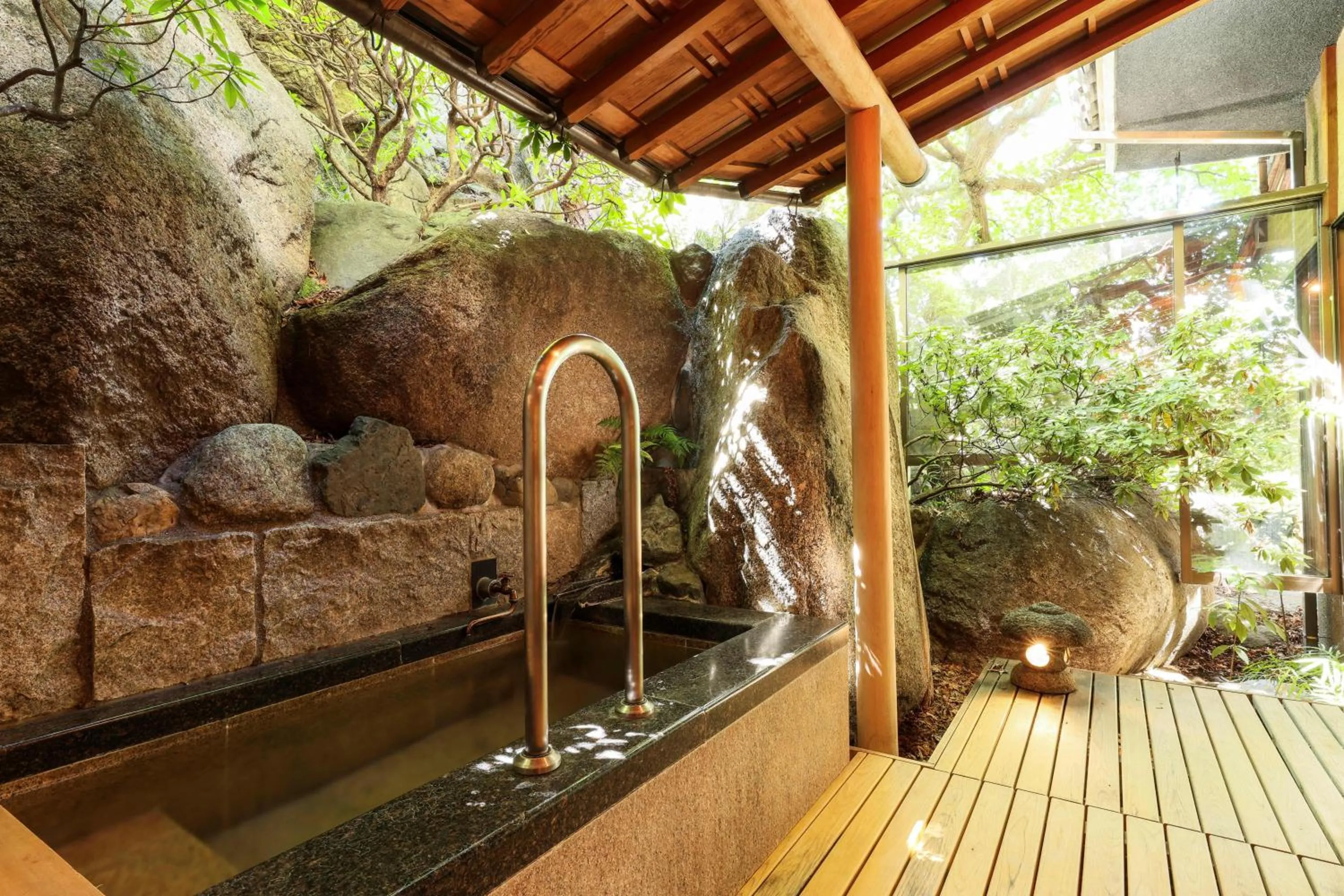 Hot Spring Bath in Beautiful Japanese Garden Kagetsu