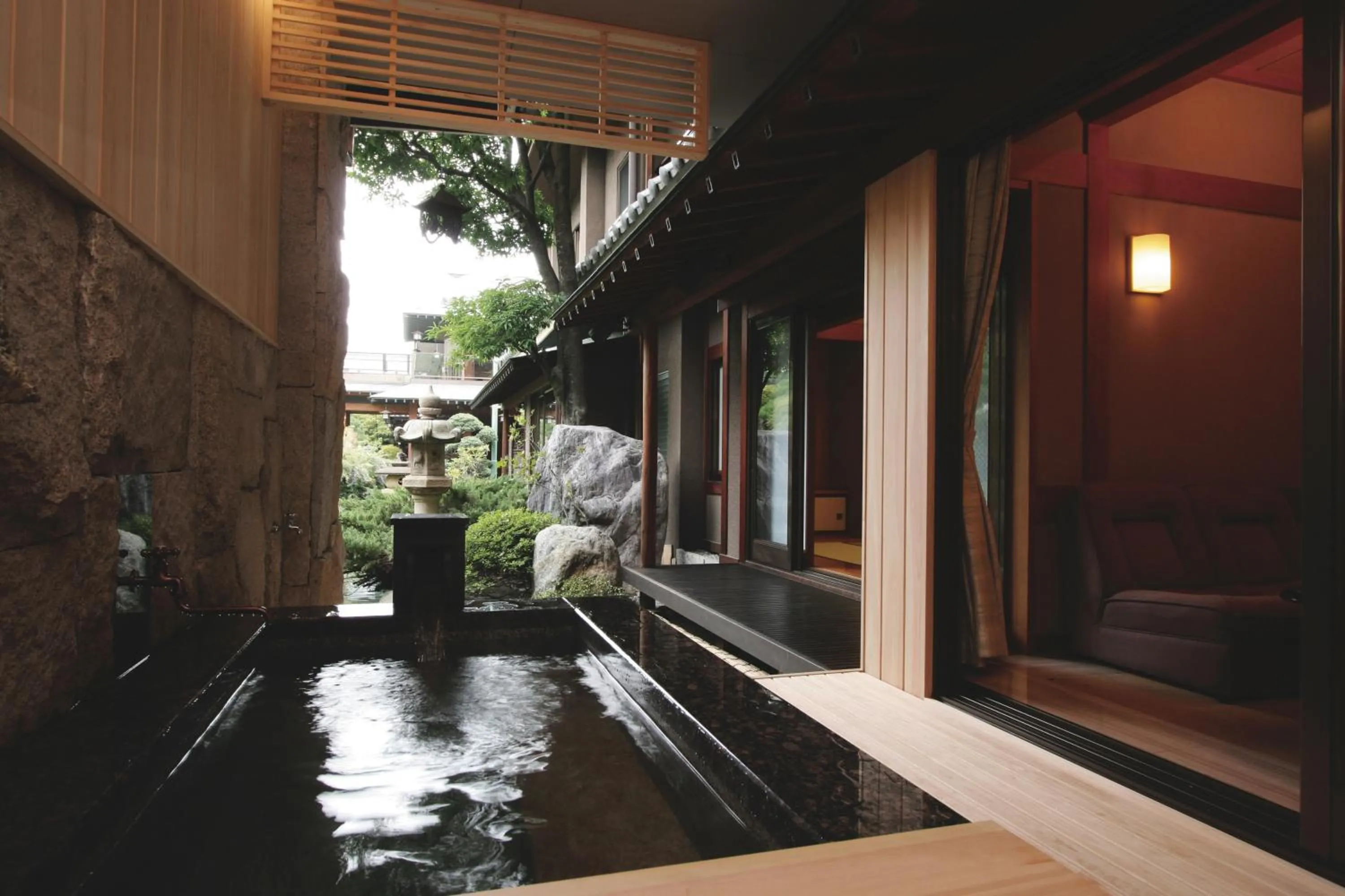 Hot Spring Bath in Beautiful Japanese Garden Kagetsu
