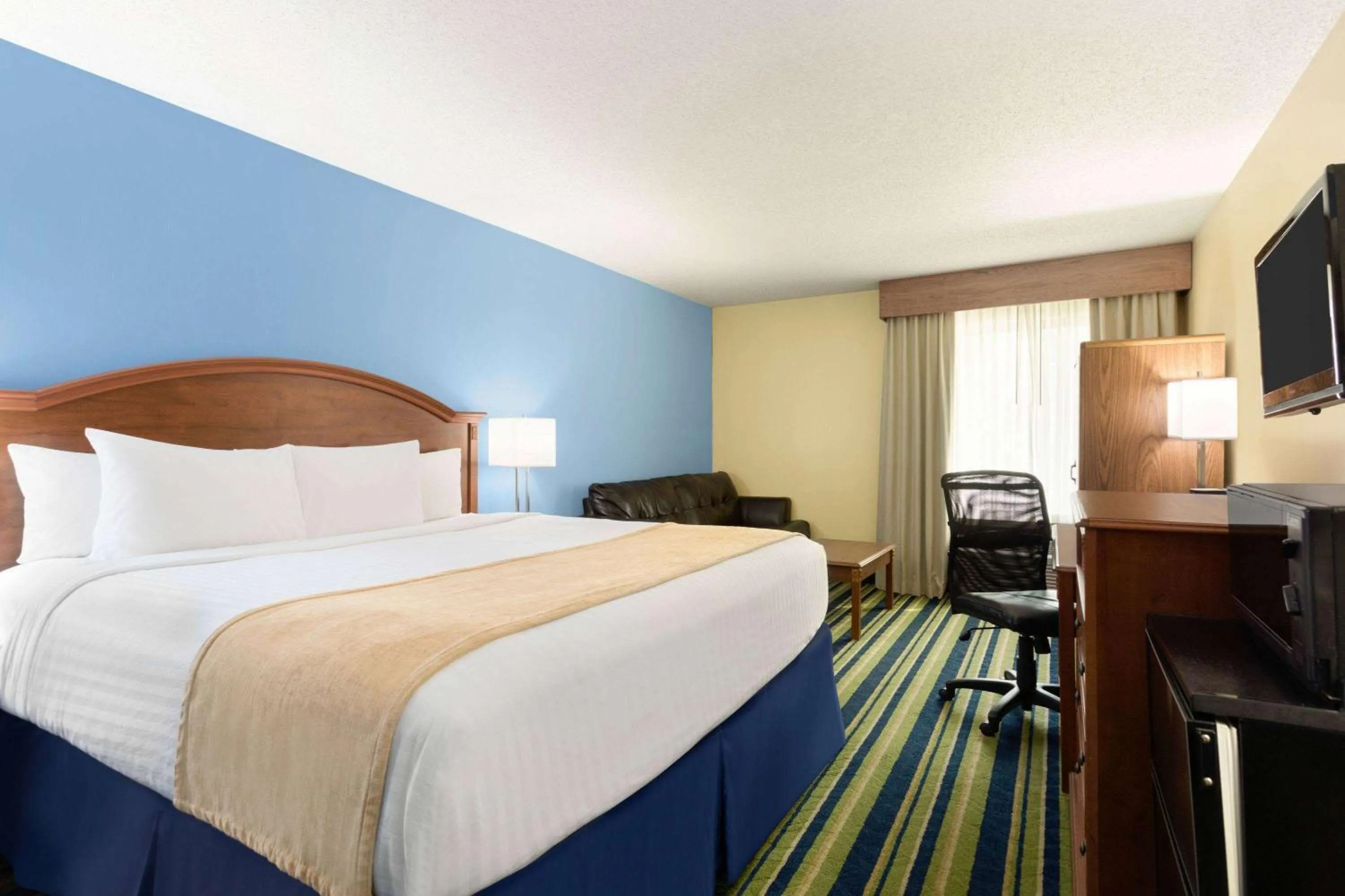 Bed in Days Inn by Wyndham Fargo - West Acres