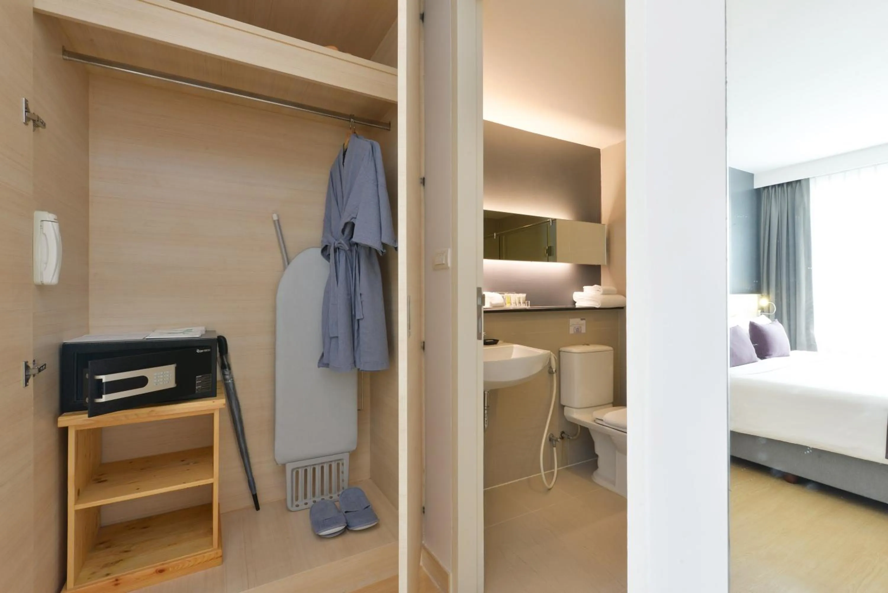 Photo of the whole room, Bed in Arize Hotel Sukhumvit