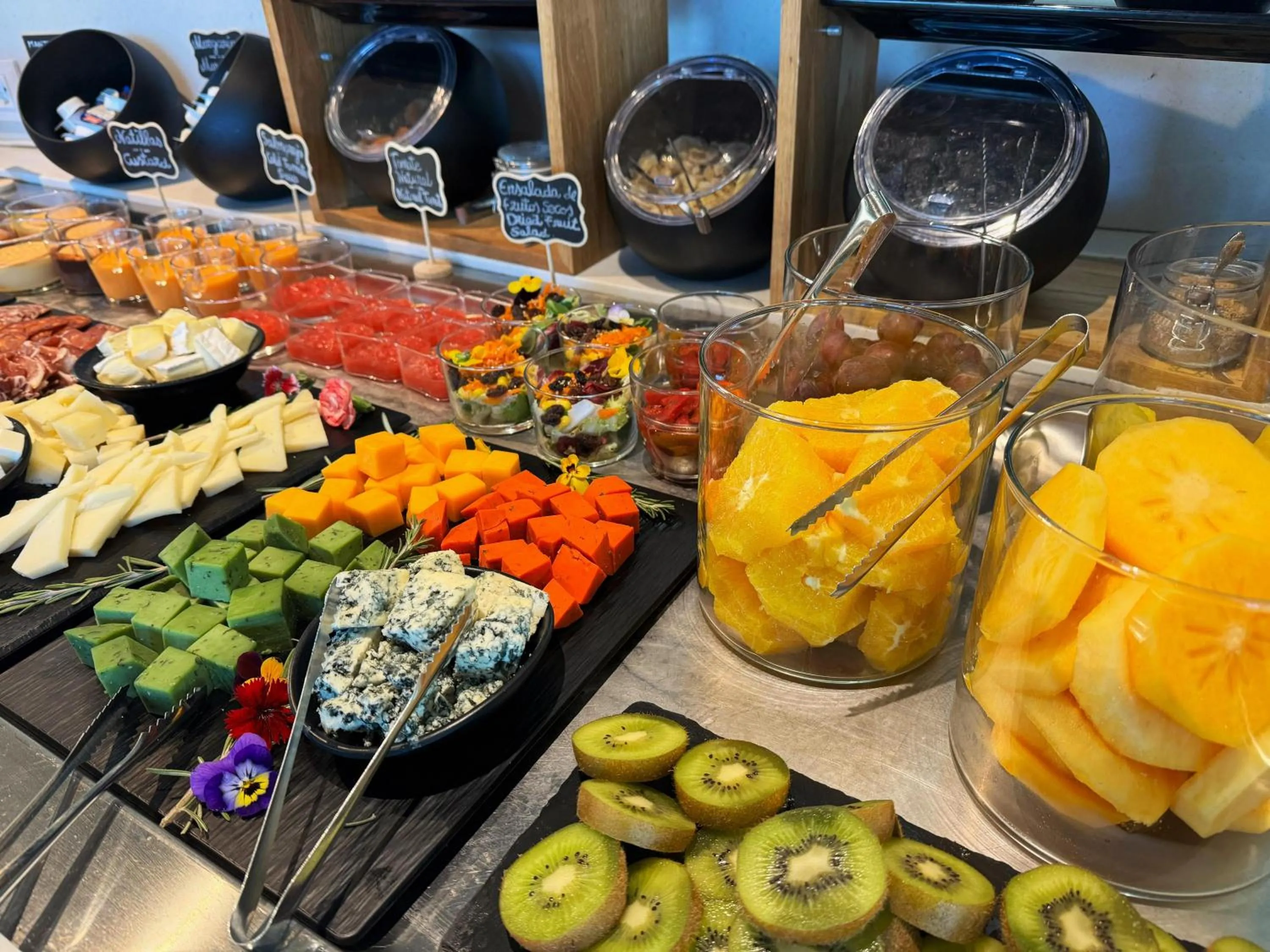 Restaurant/places to eat in Hotel Kivir