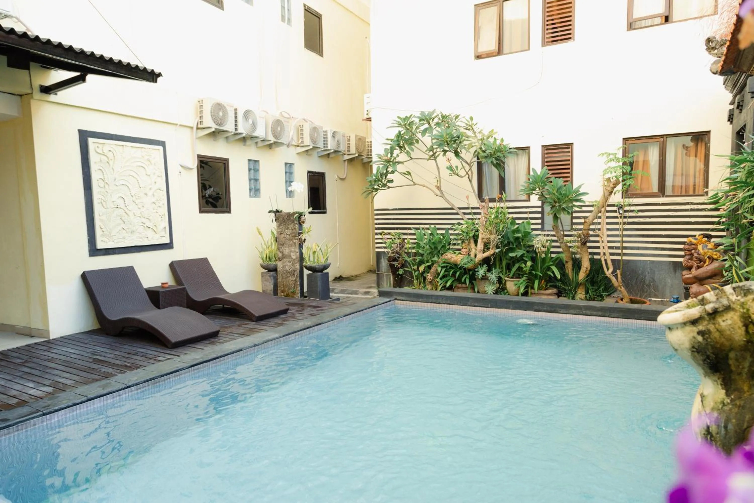 Swimming pool in Suardana Inn's