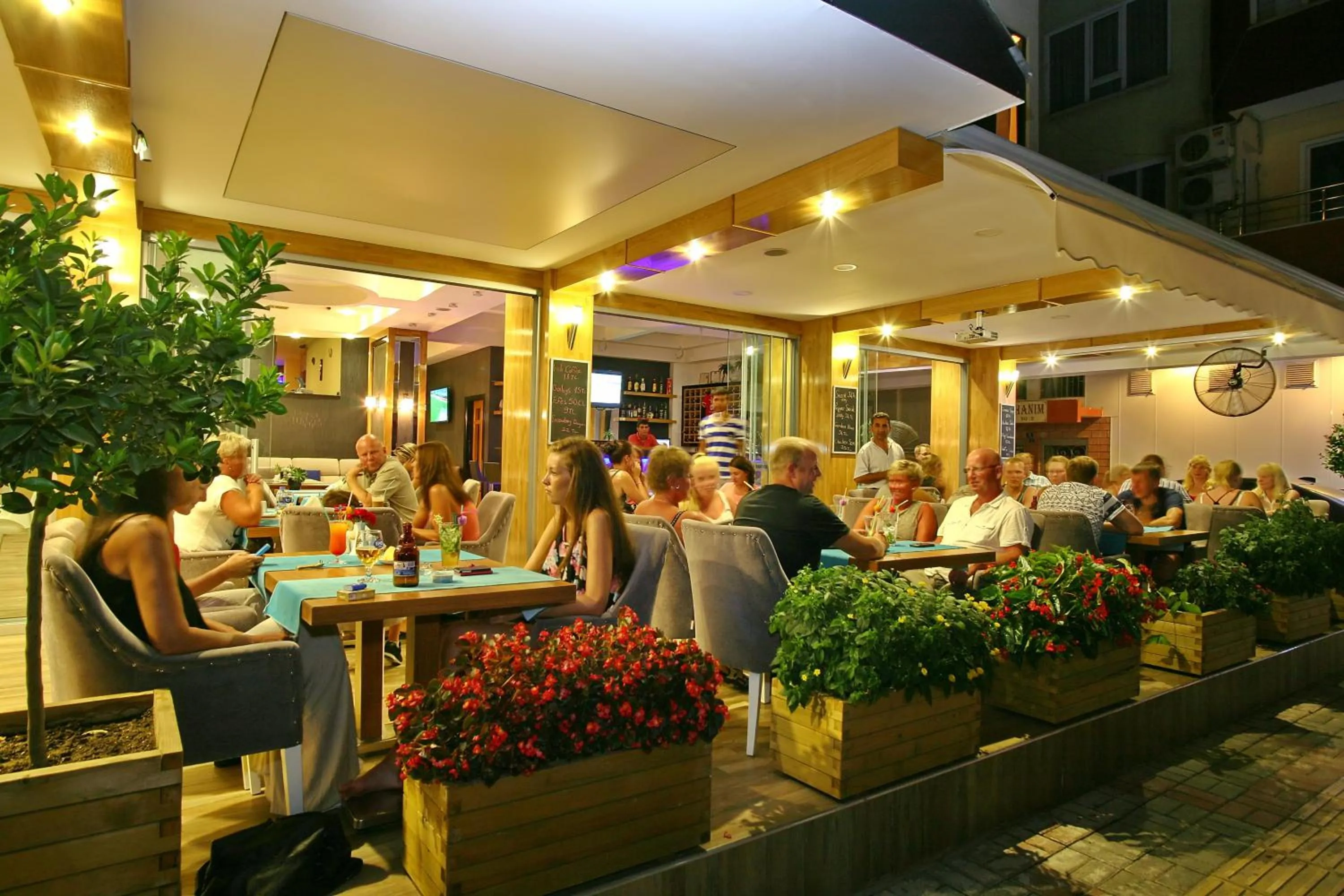 Restaurant/places to eat in Magi Apart Hotel
