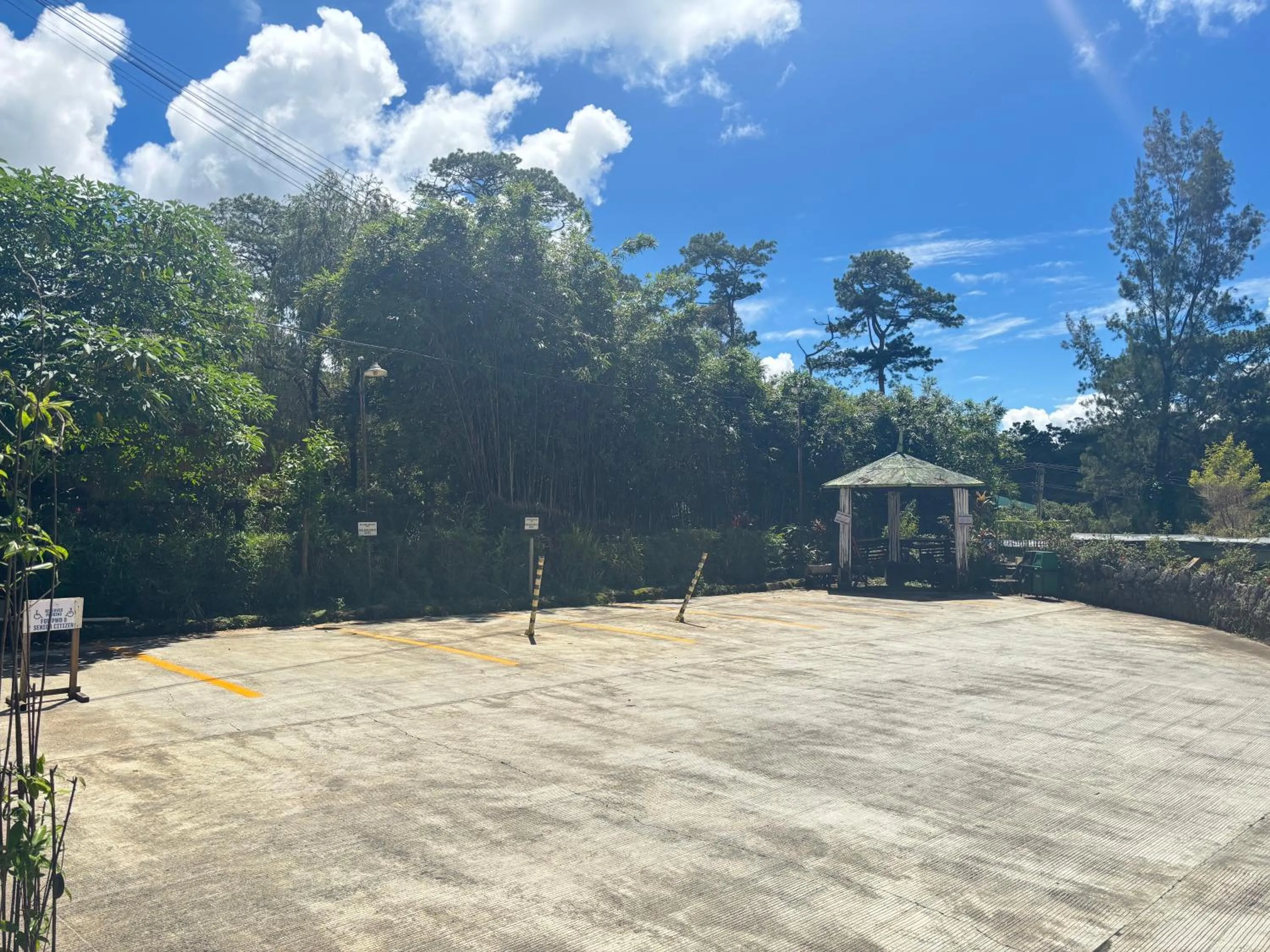 Parking in Log Cabin Hotel - Baguio