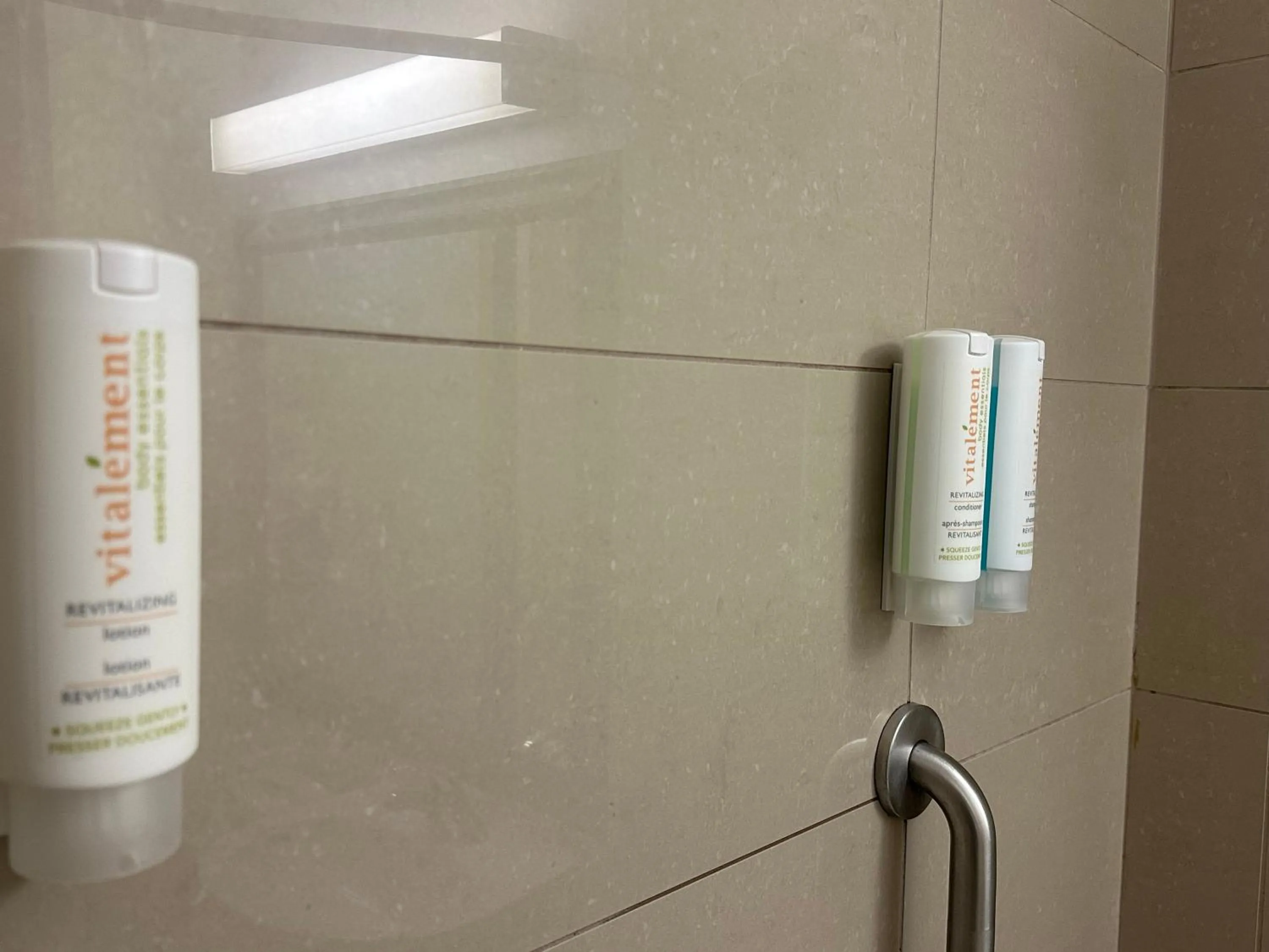 Shower in Econo Lodge City Centre