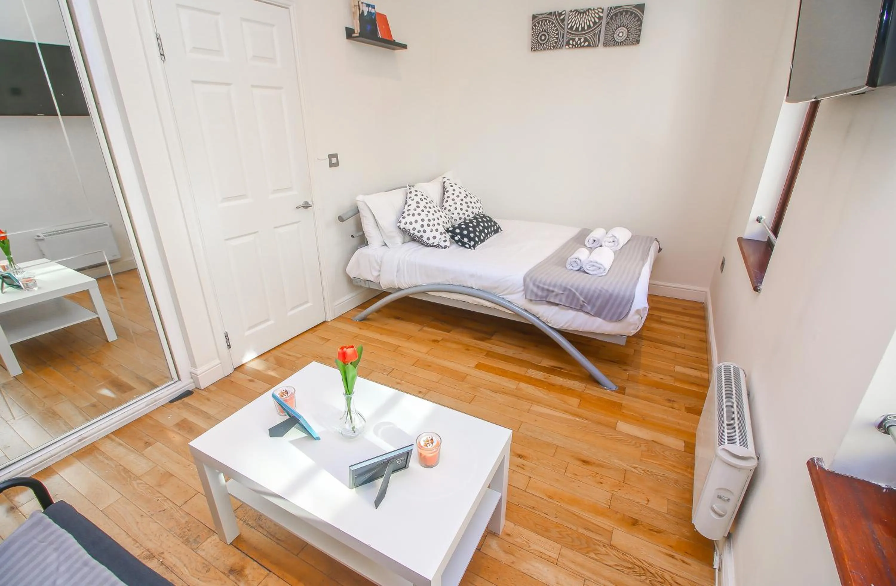 Bedroom, Bed in Studio Flat near Liverpool st & Shoreditch London.